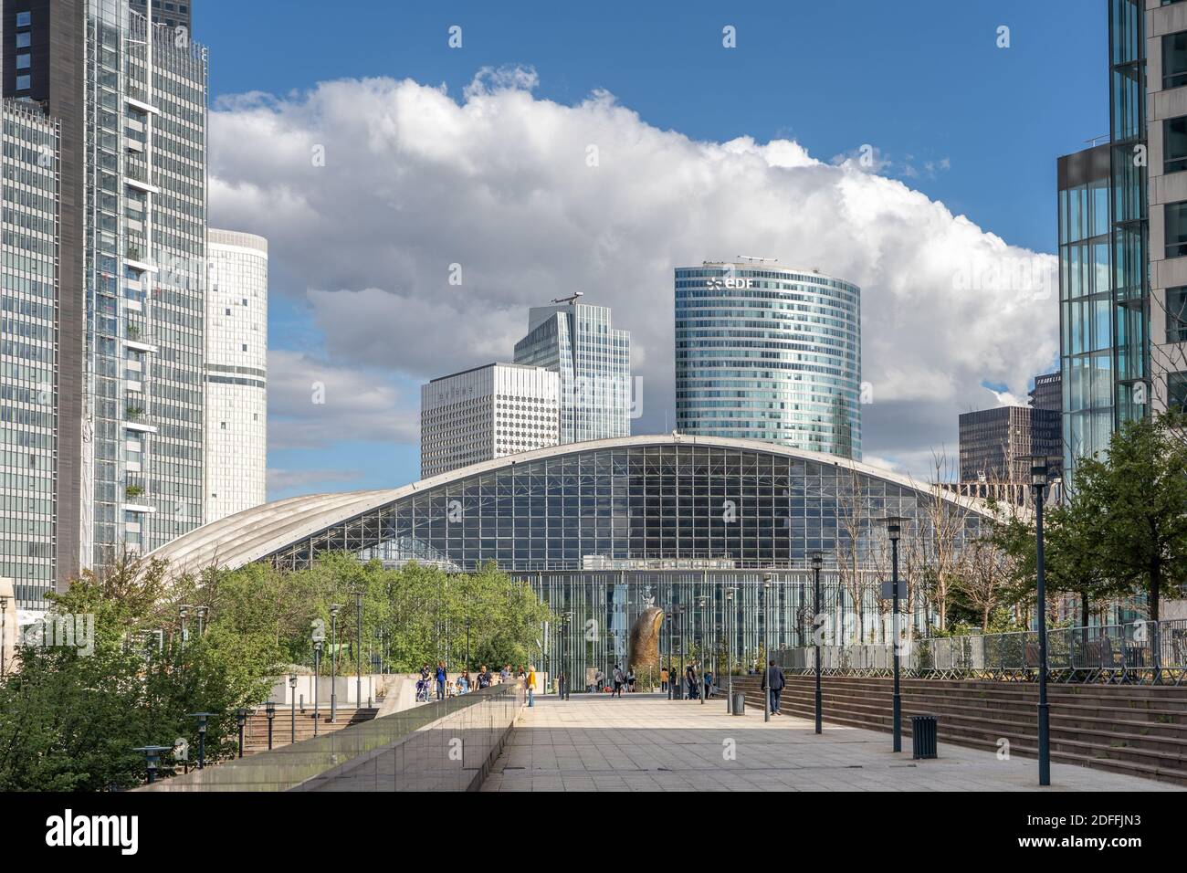 Paris, Frankreich - 13. Jun 2020: Großer Bronzedaumen vor dem Einkaufszentrum in La Defense Stockfoto