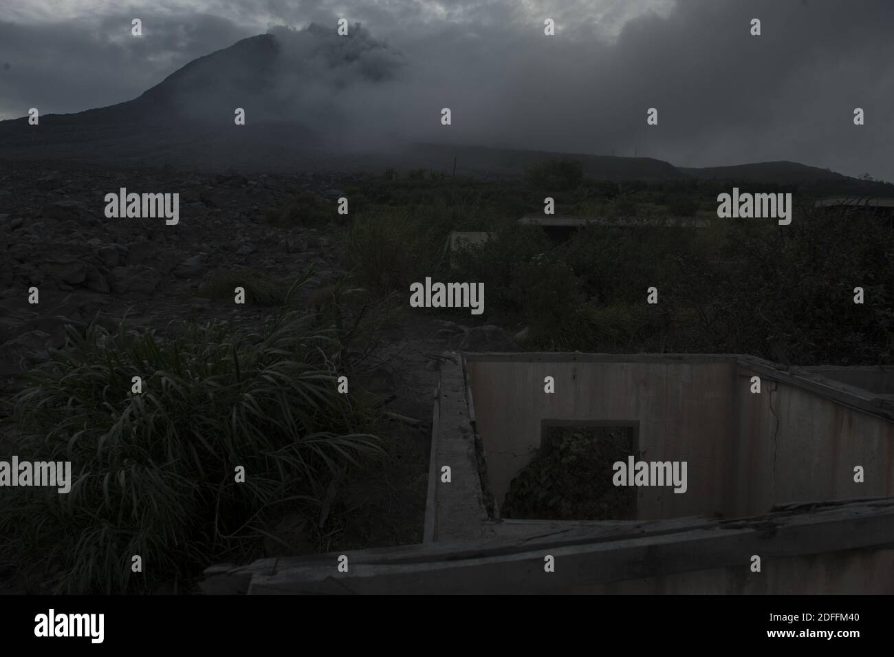 Die Trümmer der verlassenen Heimat als letzte Siedlung in Simacem Dorf am Fuße des Sinabung Vulkans während des Ausbruchs in Karo, Nord-Sumatra Provinz, Indonesien am 12. August 2020 gesehen. PVMBG empfiehlt auf dieser Stufe III Status, dass die Bewohner und Besucher nicht durchführen Aktivitäten in den Dörfern als Standorte innerhalb von 3-5 Kilometer radialen Radius von Sinabung Vulkankrater. Foto von Sutanta Aditya/ABACAPRESS.COM Stockfoto