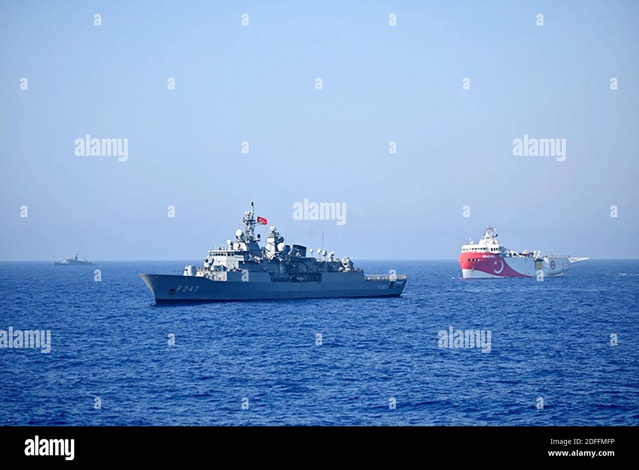 Handout Foto von türkischen Kriegsschiffen eskortieren Türkei Oruc Reis seismischen Forschungsschiff im östlichen Mittelmeer am 10. August 2020. Der türkische Präsident Recep Tayyip Erdogan warnte am Donnerstag, dass jeder Angriff auf das Schiff Oruc Reis, das seit Montag seismische Studien in einem von Ankara und Athen umstrittenen Gebiet des östlichen Mittelmeers durchführt, einen hohen Preis zahlen würde und implizierte, dass eine erste Reaktion stattgefunden habe. Foto der türkischen Marinestreitkräfte via ABACAPRESS.COM Stockfoto