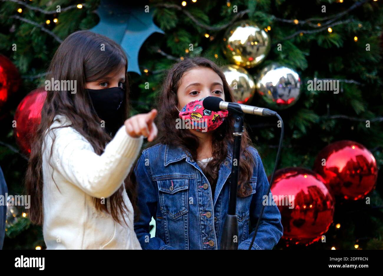 Beirut, Libanon. Dezember 2020. Kinder singen am 4. Dezember 2020 in Gemmayzeh in Beirut, Libanon, ein Weihnachtslied. Die Menschen in Gemmayzeh, die stark von den Beiruter Explosionen betroffen war, begannen vor kurzem, sich auf das kommende Weihnachten vorzubereiten. Quelle: Bilal Jawich/Xinhua/Alamy Live News Stockfoto