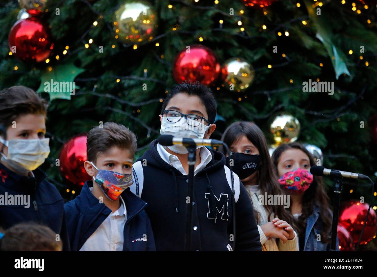Beirut, Libanon. Dezember 2020. Kinder singen am 4. Dezember 2020 in Gemmayzeh in Beirut, Libanon, ein Weihnachtslied. Die Menschen in Gemmayzeh, die stark von den Beiruter Explosionen betroffen war, begannen vor kurzem, sich auf das kommende Weihnachten vorzubereiten. Quelle: Bilal Jawich/Xinhua/Alamy Live News Stockfoto