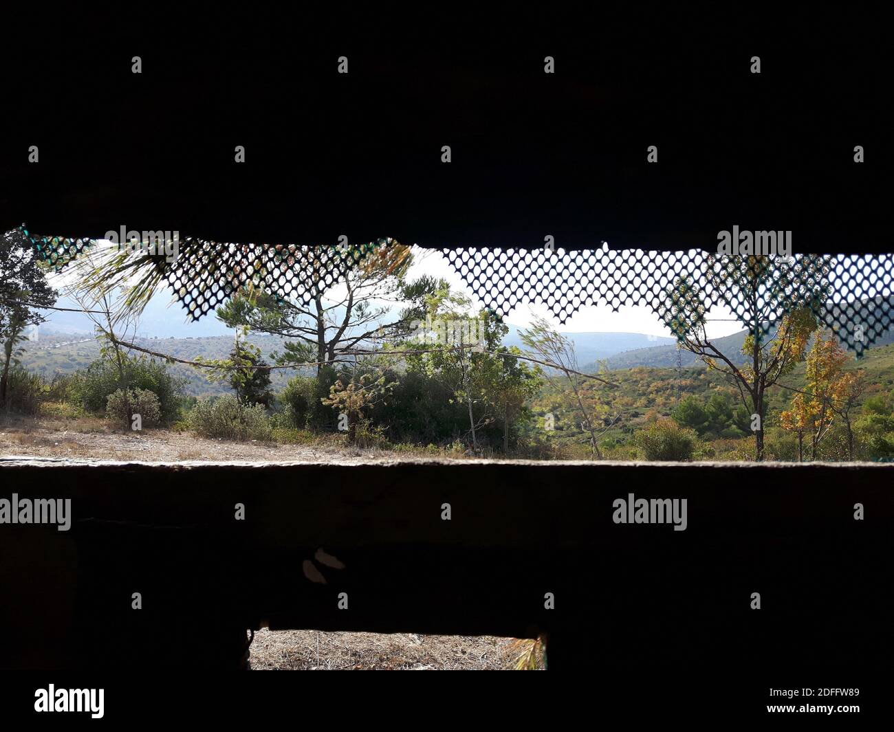 Handout Foto - während die Europäische Kommission Frankreich drei Monate Zeit gegeben hat, um "seine Vogelfangmethoden zu betrachten", fordern Jäger, dass diese Praxis beibehalten wird. Das französische Oberste Gericht wies zuvor die Forderung der Vogelschutzgruppe la Ligue de Protection des Oiseaux (LPO) zurück, die Technik zu verbieten. Er sagte, dass feste und saisonale Quoten für die Vogeljagd stattdessen beibehalten werden sollten, wobei Jäger dieses Niveau nicht überschreiten dürfen. So können Jäger die Methode bis zu den Quotenbeträgen in den Alpes-de-Haute-Provence, den Alpes-Maritimes, Bouc weiterhin legal anwenden Stockfoto