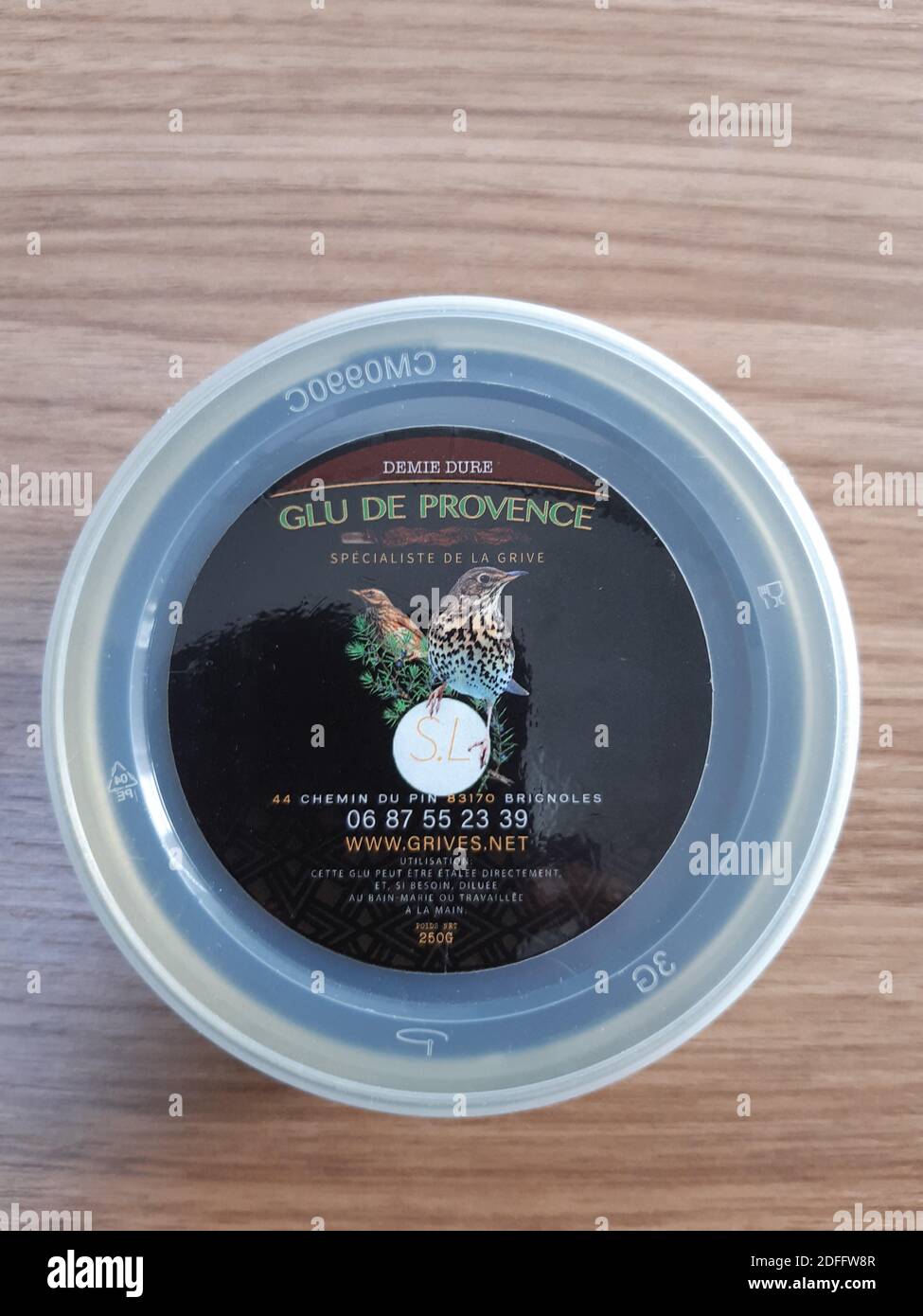 Handout Foto - während die Europäische Kommission Frankreich drei Monate Zeit gegeben hat, um "seine Vogelfangmethoden zu betrachten", fordern Jäger, dass diese Praxis beibehalten wird. Das französische Oberste Gericht wies zuvor die Forderung der Vogelschutzgruppe la Ligue de Protection des Oiseaux (LPO) zurück, die Technik zu verbieten. Er sagte, dass feste und saisonale Quoten für die Vogeljagd stattdessen beibehalten werden sollten, wobei Jäger dieses Niveau nicht überschreiten dürfen. So können Jäger die Methode bis zu den Quotenbeträgen in den Alpes-de-Haute-Provence, den Alpes-Maritimes, Bouc weiterhin legal anwenden Stockfoto