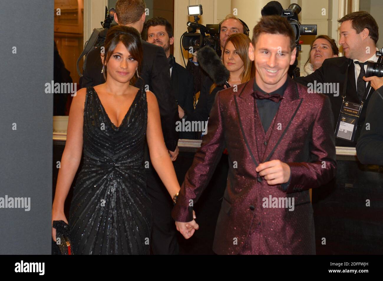 File photo - Argentiniens Lionel Messi während eines Roten Teppichs vor der Ballon D'Or 2014 Preisverleihung am 12. Januar 2015 in Zürich, Schweiz. Der argentinische Fußballstar Lionel Messi hat einen Brief nach Barcelona geschickt, in dem er den Verein darüber informiert, dass er das Team verlassen will. Nach der demütigenden Niederlage der Katalanen 8-2 durch Bayern München im Champions-League-Viertelfinale sagte Clubpräsident Josep Maria Bartomeu gegenüber Barca TV: "Messi hat schon oft gesagt, dass er seine Karriere bei Barca beenden will. Im Juli 2017 kündigten Barcelona und Messi eine Vertragsverlängerung an, die Messi mit dem Team halten würde Stockfoto