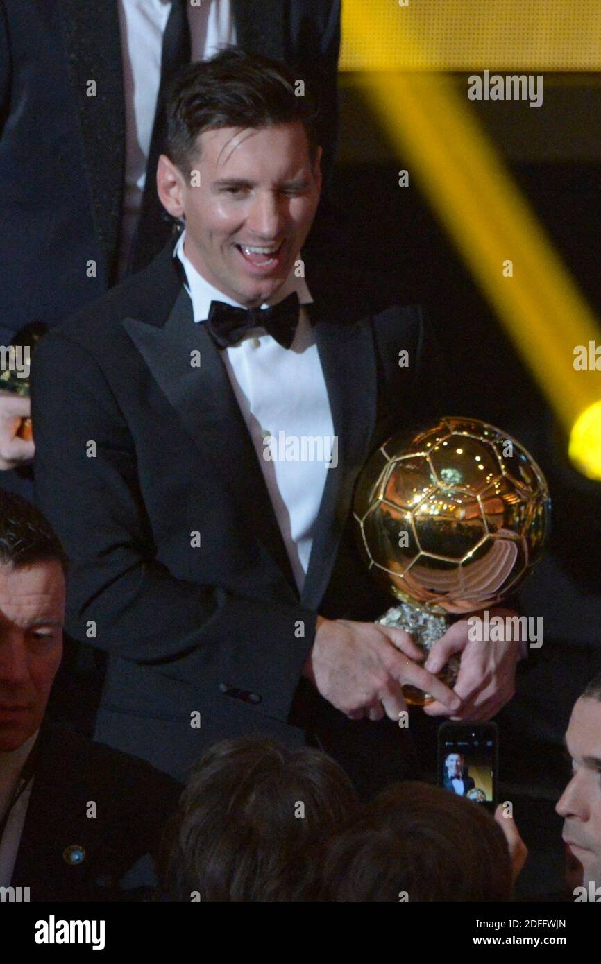 Datei Foto - Lionel Messi erhält den Goldenen Ball 2015 während der FIFA Ballon d'Or Gala 2015 im Kongresshaus in Zürich, Schweiz, 11. Januar 2016. Der argentinische Fußballstar Lionel Messi hat einen Brief nach Barcelona geschickt, in dem er den Verein darüber informiert, dass er das Team verlassen will. Nach der demütigenden Niederlage der Katalanen 8-2 durch Bayern München im Champions-League-Viertelfinale sagte Clubpräsident Josep Maria Bartomeu gegenüber Barca TV: "Messi hat schon oft gesagt, dass er seine Karriere bei Barca beenden will. Im Juli 2017 kündigten Barcelona und Messi eine Vertragsverlängerung an, die Messi halten würde Stockfoto