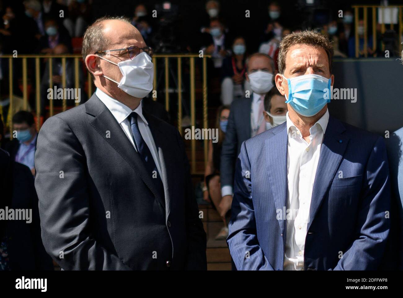 Der französische Arbeitgeberverband (Medef), Präsident Geoffroy Roux de Bezieux (R), und der französische Premierminister Jean Castex tragen Schutzmasken und treffen Medef am 26. August 2020 auf der Pferderennbahn Longchamp in Paris auf das Treffen "die Renaissance der französischen Unternehmen". Foto von Eliot Blondt/ABACAPRESS.COM Stockfoto