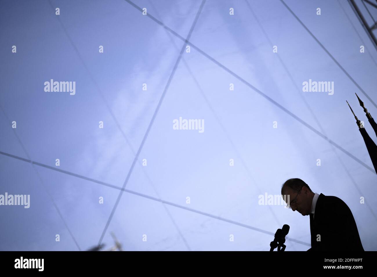 Der französische Premierminister Jean Castex blickt auf eine Rede während des Sommertreffens des französischen Arbeitgeberverbandes Medef zum Thema "die Renaissance der französischen Unternehmen" auf der Pferderennbahn Longchamp in Paris am 26. August 2020. Foto von Eliot Blondt/ABACAPRESS.COM Stockfoto
