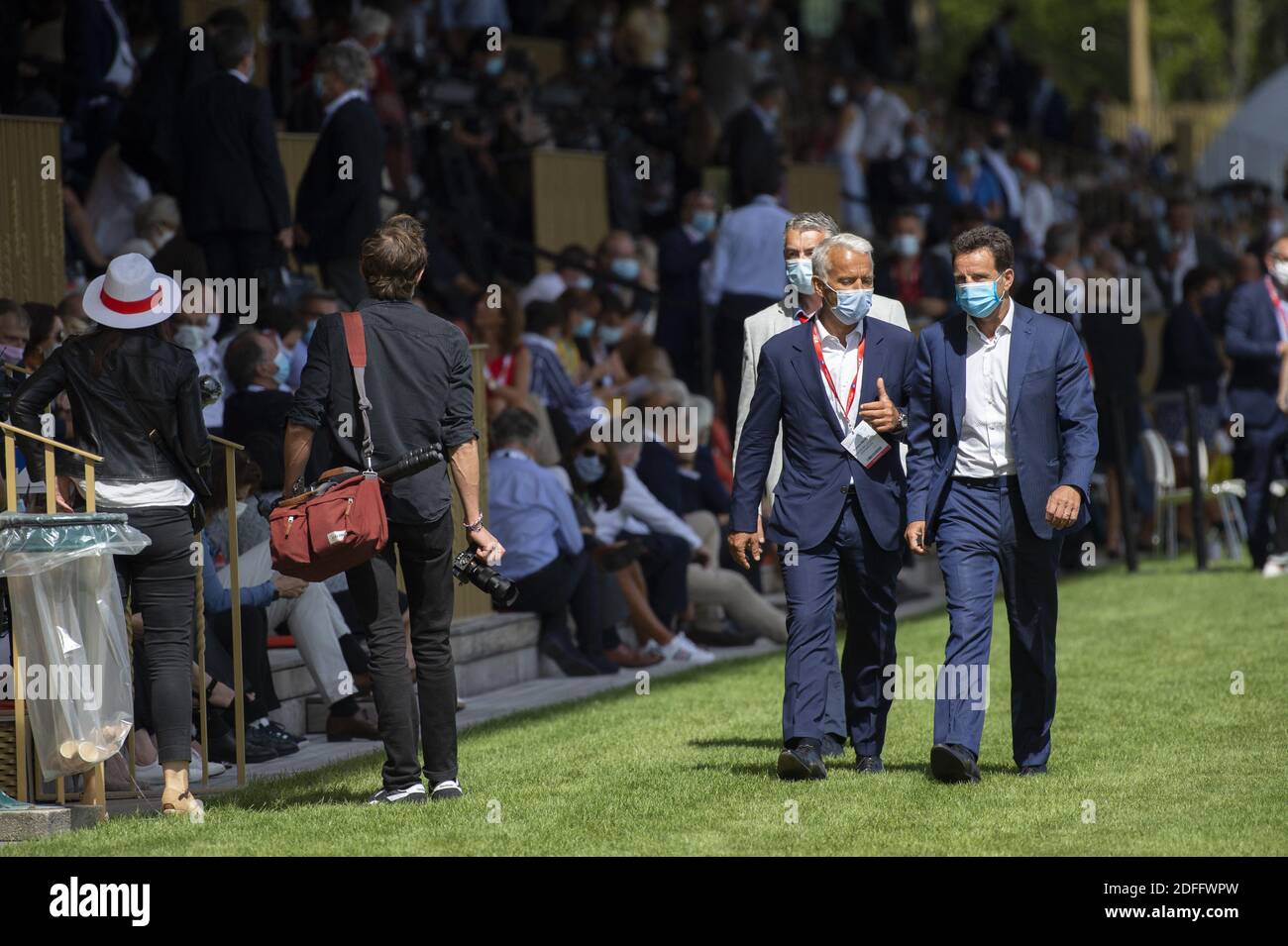 Der französische Arbeitgeberverband (Medef), Präsident Geoffroy Roux de Bezieux, und MEDEF-Vizepräsident Patrick Martin, mit Schutzmasken, nehmen am 26. August 2020 an der Rennbahn Paris Longchamp in Paris Teil, die unter dem Motto "die Renaissance der französischen Unternehmen" steht.Foto: Eliot Blondt/ABACAPRESS.COM Stockfoto