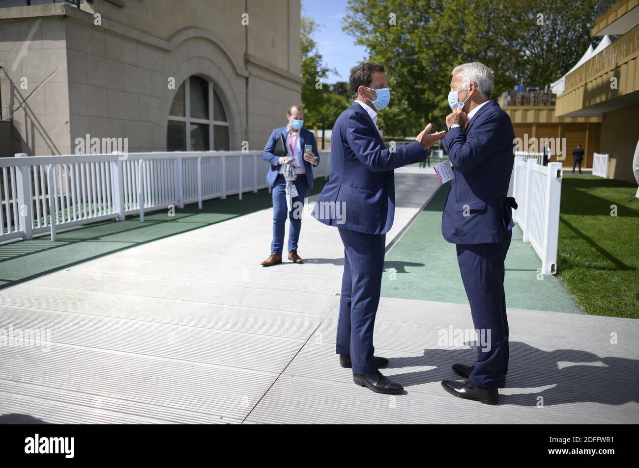 Der französische Arbeitgeberverband (Medef), Präsident Geoffroy Roux de Bezieux, und MEDEF-Vizepräsident Patrick Martin, mit Schutzmasken, nehmen am 26. August 2020 an der Rennbahn Paris Longchamp in Paris Teil, die unter dem Motto "die Renaissance der französischen Unternehmen" steht.Foto: Eliot Blondt/ABACAPRESS.COM Stockfoto