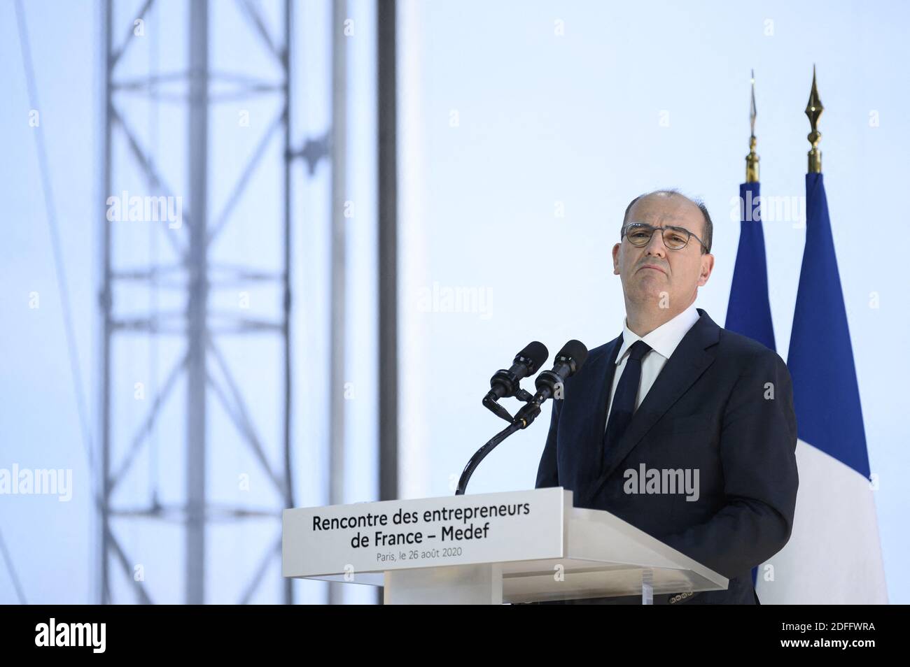 Der französische Premierminister Jean Castex blickt auf eine Rede während des Sommertreffens des französischen Arbeitgeberverbandes Medef zum Thema "die Renaissance der französischen Unternehmen" auf der Pferderennbahn Longchamp in Paris am 26. August 2020. Foto von Eliot Blondt/ABACAPRESS.COM Stockfoto
