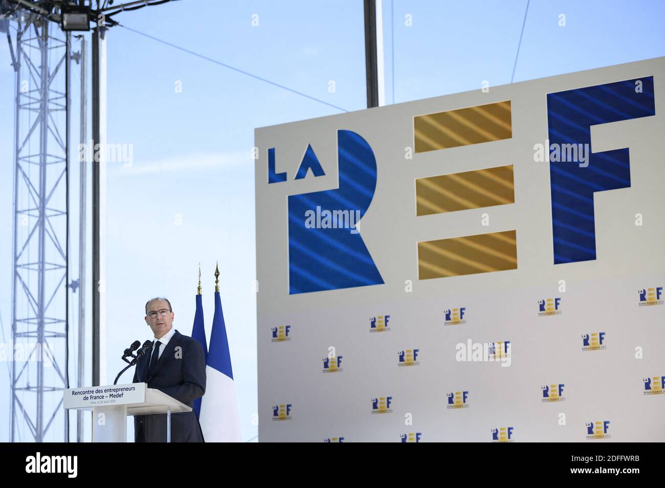Der französische Premierminister Jean Castex blickt auf eine Rede während des Sommertreffens des französischen Arbeitgeberverbandes Medef zum Thema "die Renaissance der französischen Unternehmen" auf der Pferderennbahn Longchamp in Paris am 26. August 2020. Foto von Eliot Blondt/ABACAPRESS.COM Stockfoto