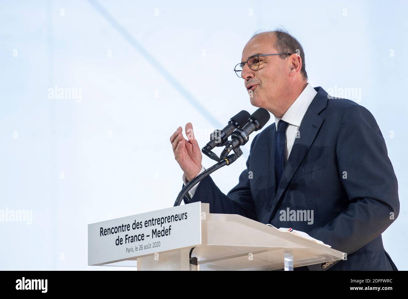 Der französische Premierminister Jean Castex blickt auf eine Rede während des Sommertreffens des französischen Arbeitgeberverbandes Medef zum Thema "die Renaissance der französischen Unternehmen" auf der Pferderennbahn Longchamp in Paris am 26. August 2020. Foto von Eliot Blondt/ABACAPRESS.COM Stockfoto