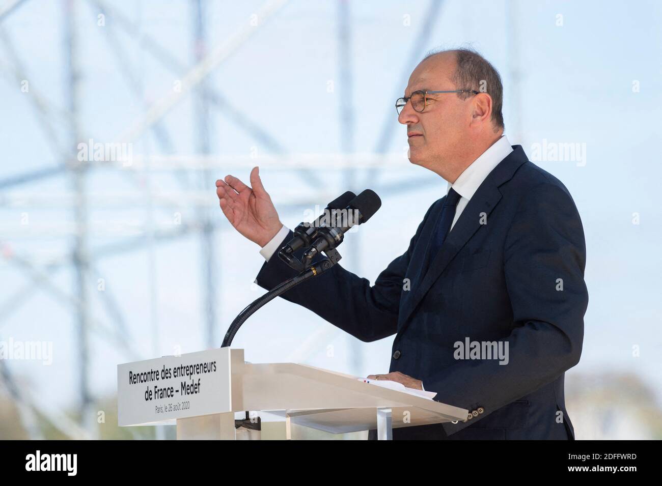 Der französische Premierminister Jean Castex blickt auf eine Rede während des Sommertreffens des französischen Arbeitgeberverbandes Medef zum Thema "die Renaissance der französischen Unternehmen" auf der Pferderennbahn Longchamp in Paris am 26. August 2020. Foto von Eliot Blondt/ABACAPRESS.COM Stockfoto