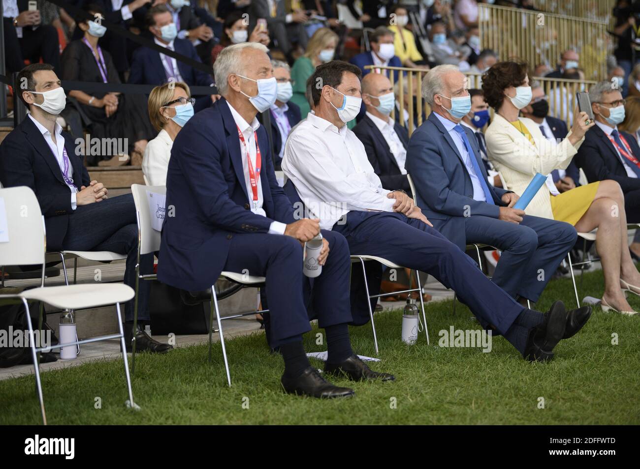 Der französische Arbeitgeberverband (Medef), Präsident Geoffroy Roux de Bezieux, und MEDEF-Vizepräsident Patrick Martin, mit Schutzmasken, nehmen am 26. August 2020 an der Rennbahn Paris Longchamp in Paris Teil, die unter dem Motto "die Renaissance der französischen Unternehmen" steht.Foto: Eliot Blondt/ABACAPRESS.COM Stockfoto