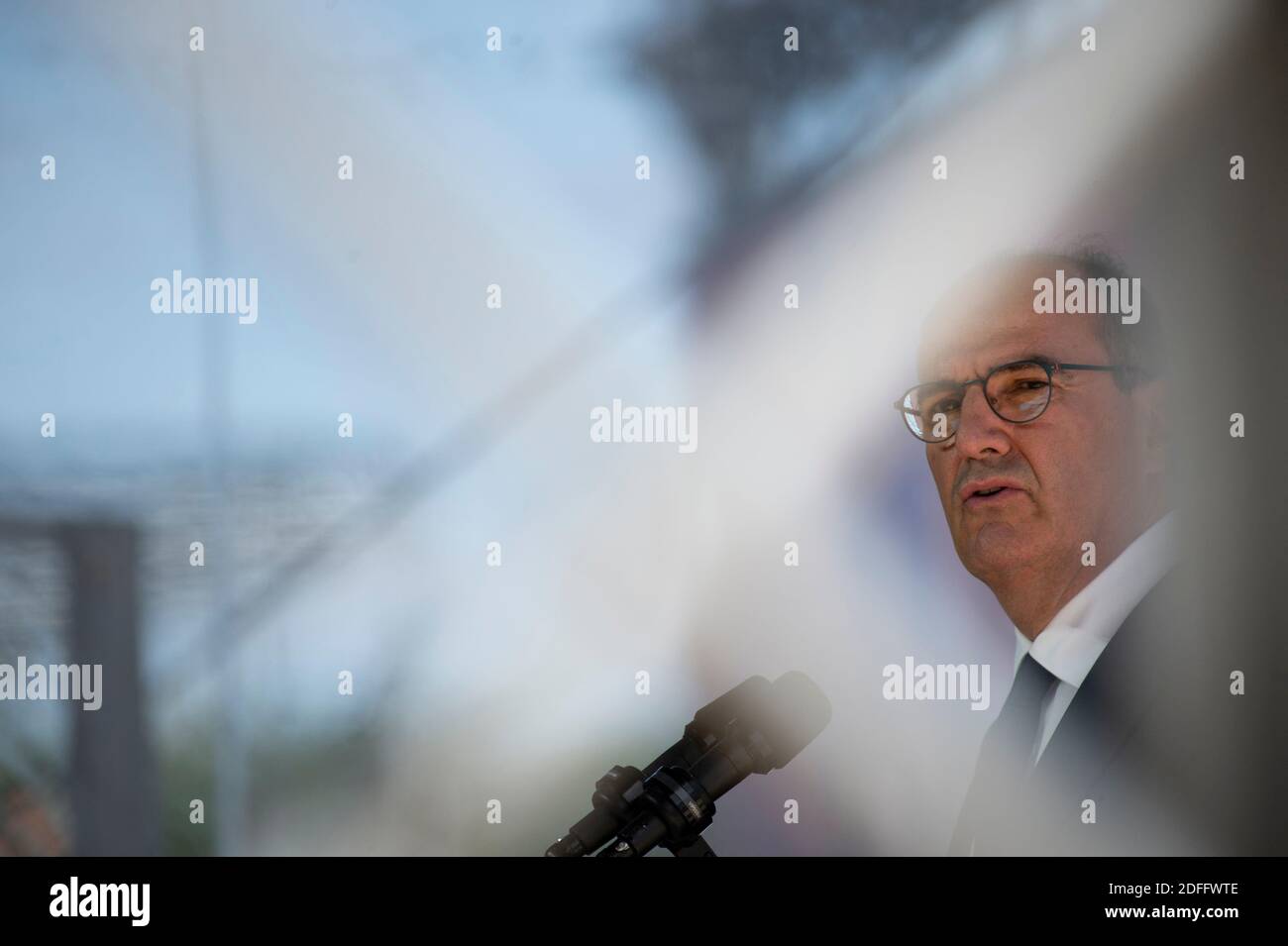 Der französische Premierminister Jean Castex blickt auf eine Rede während des Sommertreffens des französischen Arbeitgeberverbandes Medef zum Thema "die Renaissance der französischen Unternehmen" auf der Pferderennbahn Longchamp in Paris am 26. August 2020. Foto von Eliot Blondt/ABACAPRESS.COM Stockfoto