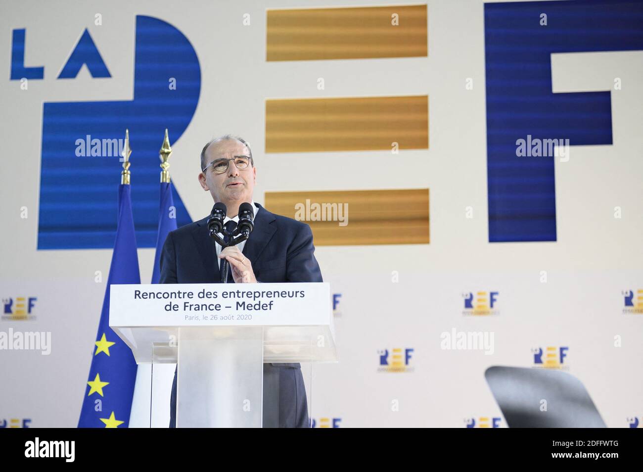 Der französische Premierminister Jean Castex blickt auf eine Rede während des Sommertreffens des französischen Arbeitgeberverbandes Medef zum Thema "die Renaissance der französischen Unternehmen" auf der Pferderennbahn Longchamp in Paris am 26. August 2020. Foto von Eliot Blondt/ABACAPRESS.COM Stockfoto