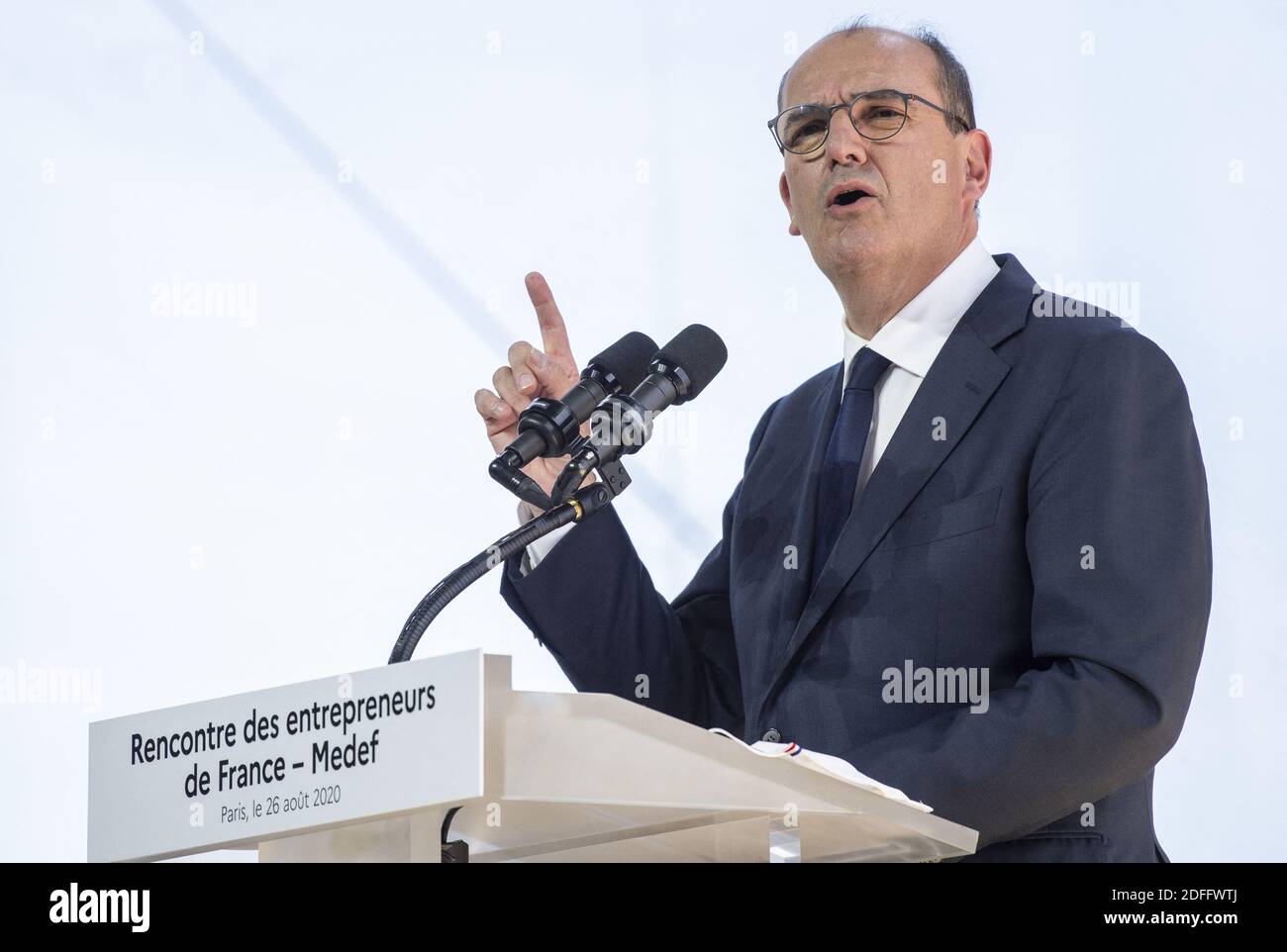 Der französische Premierminister Jean Castex blickt auf eine Rede während des Sommertreffens des französischen Arbeitgeberverbandes Medef zum Thema "die Renaissance der französischen Unternehmen" auf der Pferderennbahn Longchamp in Paris am 26. August 2020. Foto von Eliot Blondt/ABACAPRESS.COM Stockfoto