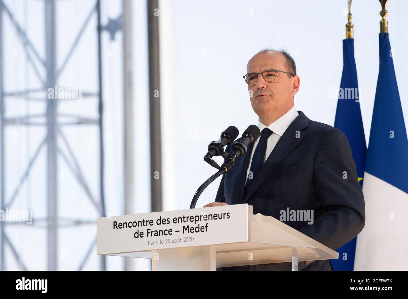 Der französische Premierminister Jean Castex blickt auf eine Rede während des Sommertreffens des französischen Arbeitgeberverbandes Medef zum Thema "die Renaissance der französischen Unternehmen" auf der Pferderennbahn Longchamp in Paris am 26. August 2020. Foto von Eliot Blondt/ABACAPRESS.COM Stockfoto