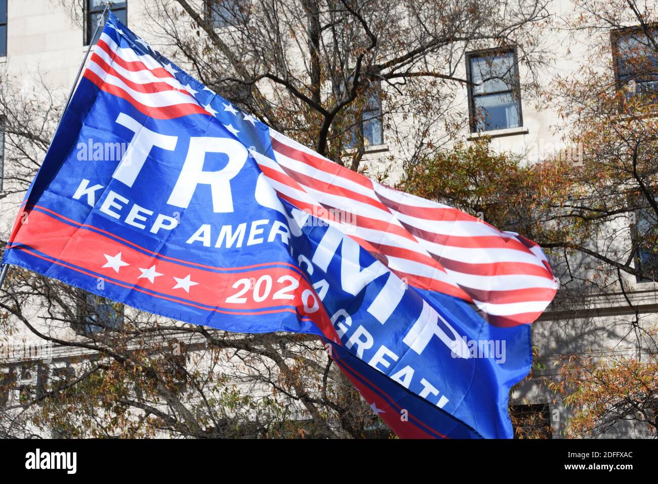 Washington DC. November 2020. Million Maga März. „Trump Keep America Great“-Flagge am Freedom Plaza. Baum und Gebäude im Hintergrund. Stockfoto