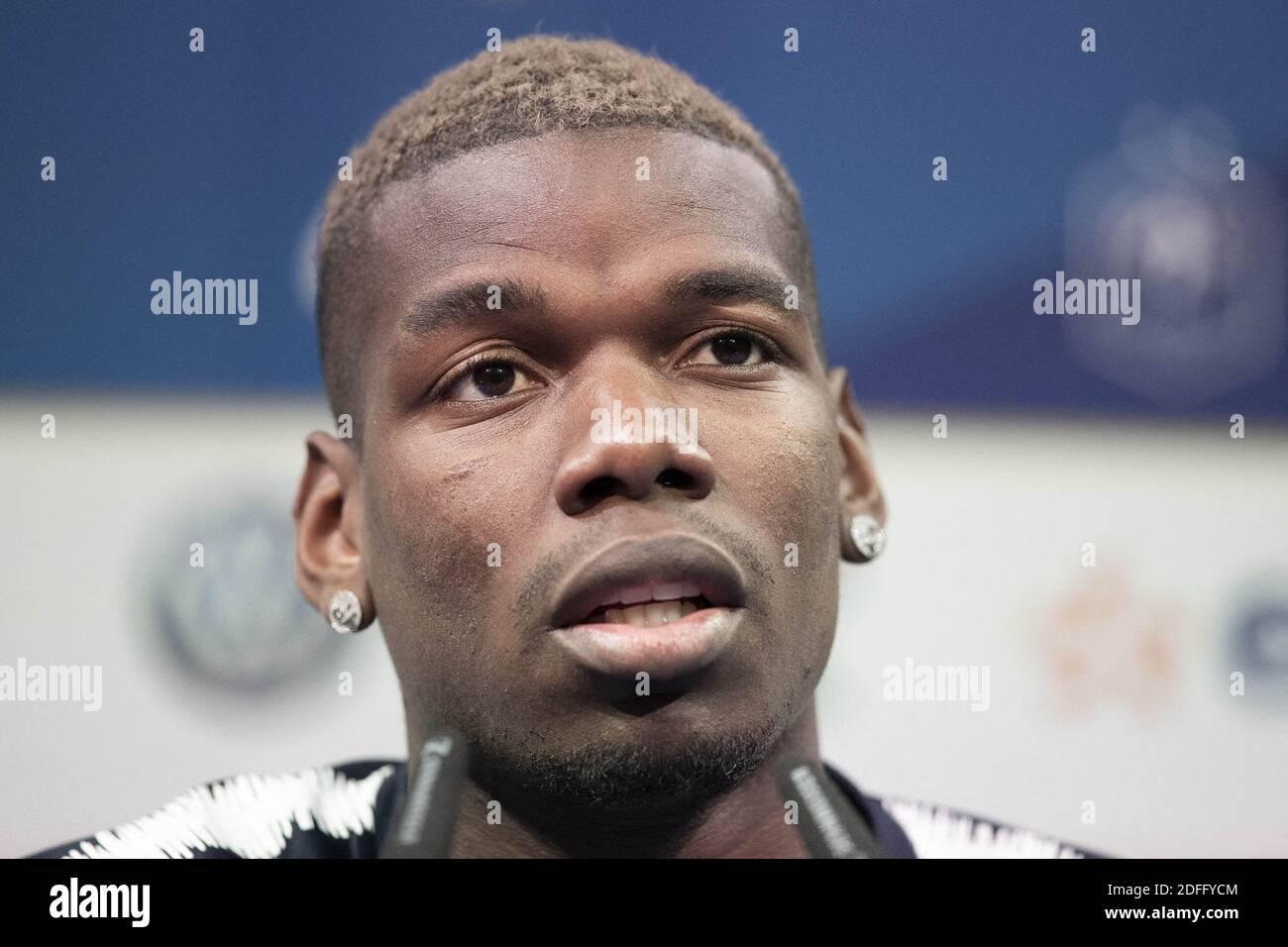 Datei Foto vom 20. März 2019 von Frankreichs Mittelfeldspieler Paul Pogba besucht eine Pressekonferenz in Clairefontaine-en-Yvelines, südwestlich von Paris, Frankreich. Manchester United Mittelfeldspieler Paul Pogba wurde aus dem französischen Kader gelassen, nachdem er Coronavirus-positiv getestet hatte, bestätigte Didier Deschamps auf einer Pressekonferenz am Donnerstag. Foto von Loic Baratoux/ABACAPRESS.COM Stockfoto