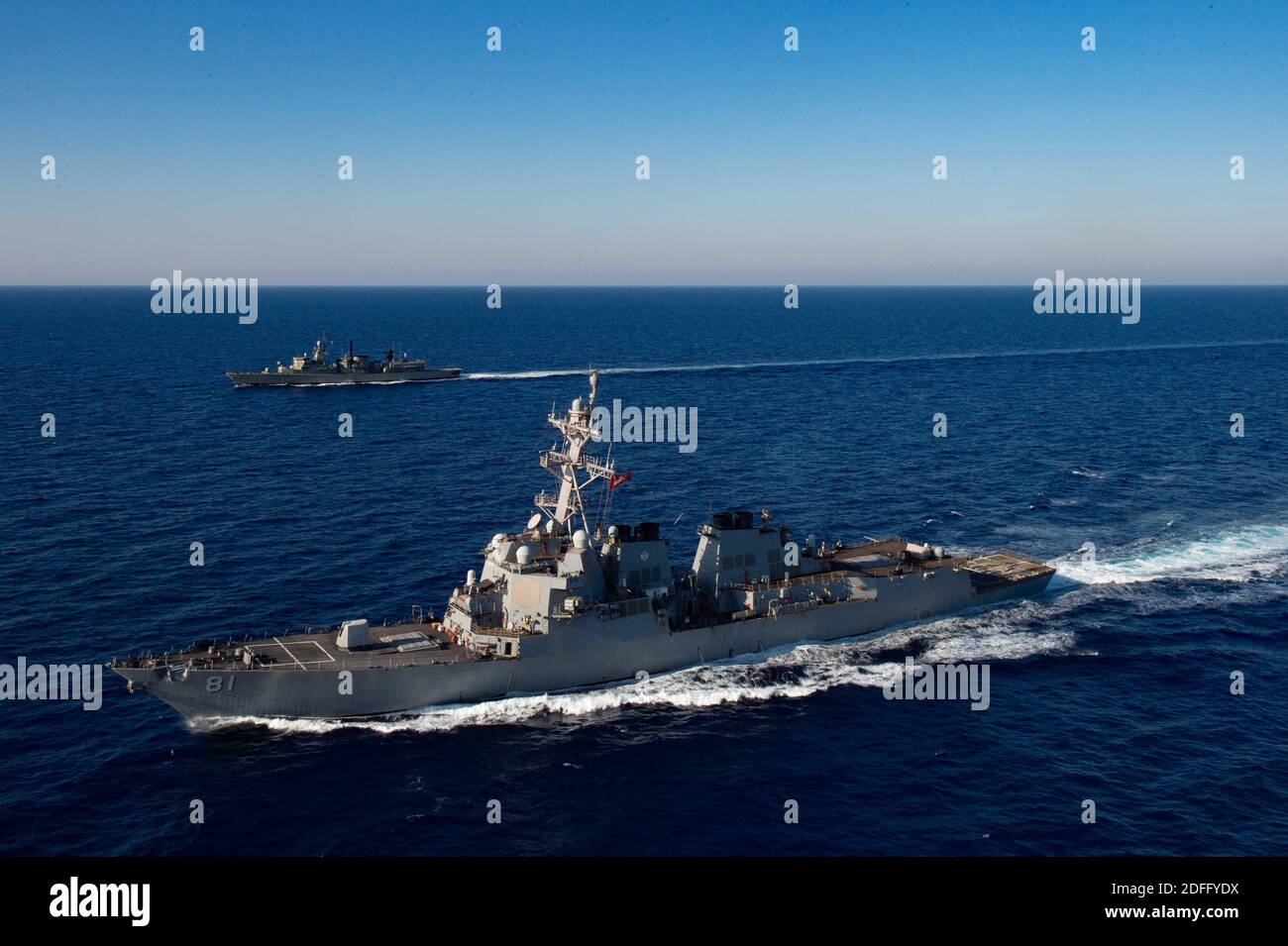 Handout Foto vom 24. August 2020 von Arleigh Burke-Klasse Lenkraketen Zerstörer USS Winston S. Churchill (DDG 81) führt Manövrierübungen mit griechischen Marine Kriegsschiff Kortenaer FF Klasse Aegean (F 460) im Mittelmeer. In den Gewässern des östlichen Mittelmeers schwelen Spannungen, da Griechenland und die Türkei, NATO-Verbündete, aber historische Rivalen, sich einer möglichen militärischen Konfrontation zuwenden, die die Region am Ende verschlingen könnte. In der umkämpften Region des östlichen Mittelmeers zeigten sich in dieser Woche Schiffe aus beiden Ländern, da ein Rennen um Gas- und Ölreserven eine neue hinzukommt Stockfoto