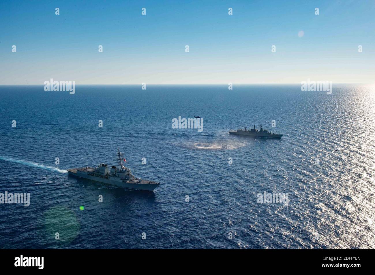 Handout Foto vom 24. August 2020 von Arleigh Burke-Klasse Lenkraketen Zerstörer USS Winston S. Churchill (DDG 81) führt Manövrierübungen mit griechischen Marine Kriegsschiff Kortenaer FF Klasse Aegean (F 460) vor der Küste von Kreta, im Mittelmeer. In den Gewässern des östlichen Mittelmeers schwelen Spannungen, da Griechenland und die Türkei, NATO-Verbündete, aber historische Rivalen, sich einer möglichen militärischen Konfrontation zuwenden, die die Region am Ende verschlingen könnte. In der umkämpften Region des östlichen Mittelmeers zeigten sich diese Woche Schiffe aus beiden Ländern als Wettlauf um Gas und Stockfoto