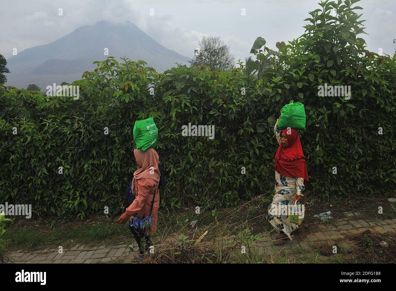 Bewohner, die vom Sinabung-Vulkanausbruch gesehen betroffen waren, erhielten die Hilfe von Freiwilligen der Al Kahfi Foundation als gemeinnützige Hilfsaktion für Bewohner der Dörfer Kuta Tengah, Berastepu und Gamber (Tiga Serangkai) in der Al-Jihad Moschee in Karo, Nord-Sumatra, Indonesien am 30. August 2020. In mehreren Nachrichten über den Ausbruch des Sinabung Vulkans, menschlich einige Freiwillige von Al-Kahfi kamen, um die Psychologie der Bewohner behandelt, vor allem für Kinder, die an der Schwelle einer geologischen Katastrophe Gefahrenzone leben. Foto von Aditya Sutanta/ABACAPRESS.COM Stockfoto