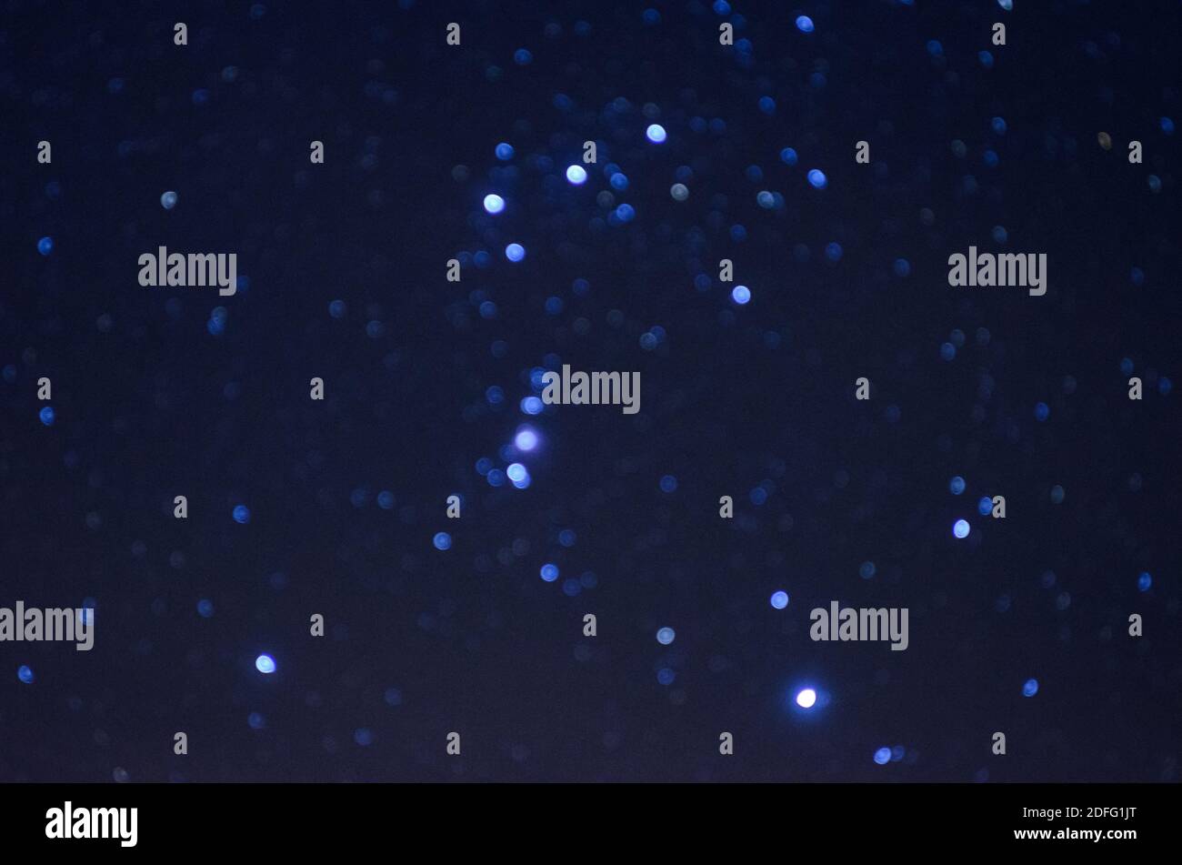 Orion-Sternbild am blauen Nachthimmel Stockfoto