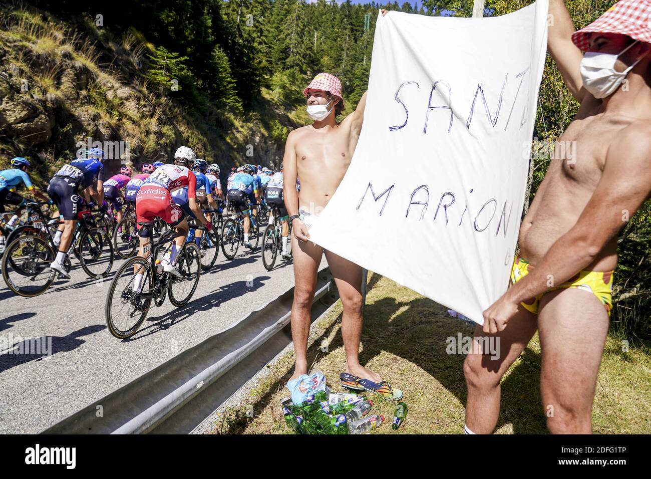 Zuschauer, Fans der französischen TV-Moderatorin Marion Rousse bei der  zweiten Etappe der Tour de France (Nizza/Nizza), bei der Besteigung des Col  de Turini, Frankreich am 30. August 2020. Foto von Julien  Poupart/ABACAPRESS.COM