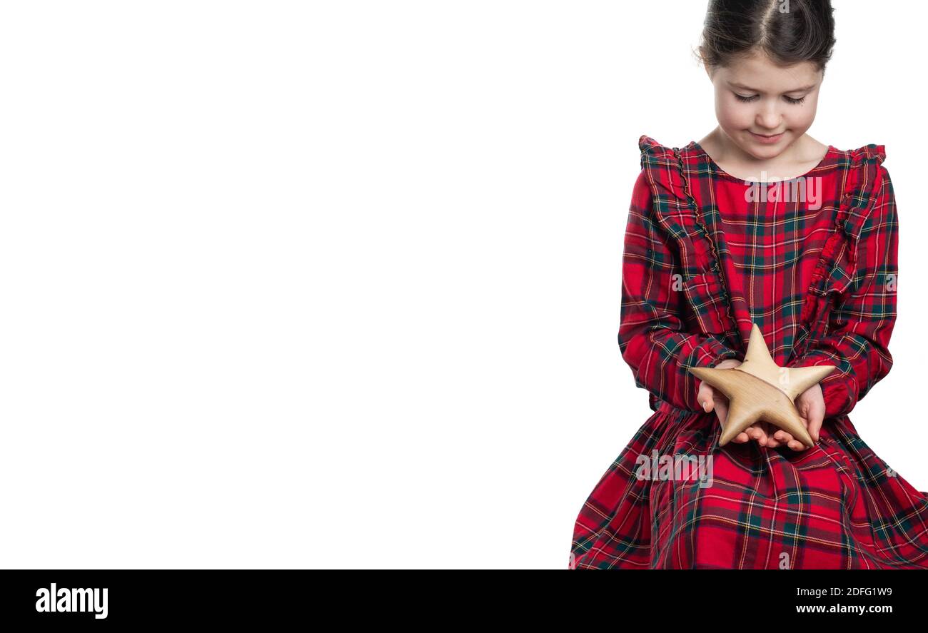 Die Hände des kleinen Mädchens halten einen hölzernen Stern auf Weiß Stockfoto
