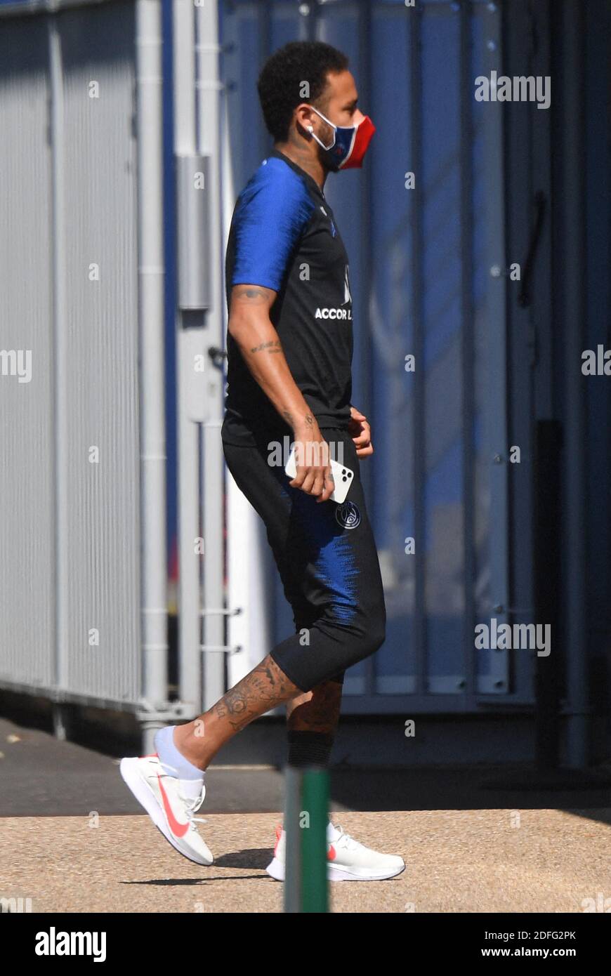 Datei-Foto vom 25. Juni 2020 von Paris Neymar von Saint-Germain bei der Ankunft auf dem Trainingsgelände des Teams Camp des Loges in Saint-Germain-en-Laye, westlich von Paris. Der Sportartikelhersteller Nike hat sich von Neymar getrennt und einen der profiliertsten Sponsorenverträge des Unternehmens eineinhalb Jahrzehnte beendet, nachdem er den Starstürmer als 13-jähriges Wunderkind unterzeichnet hat. Die brasilianische Zeitung Folha de Sao Paulo sagte, Neymars letzter Deal mit Nike sei ein 11-Jahres-Vertrag, der 2022 auslaufen soll, im Wert von insgesamt 100 Millionen Euro. Foto von Christian Liewig/ABACAPRESS.COM Stockfoto