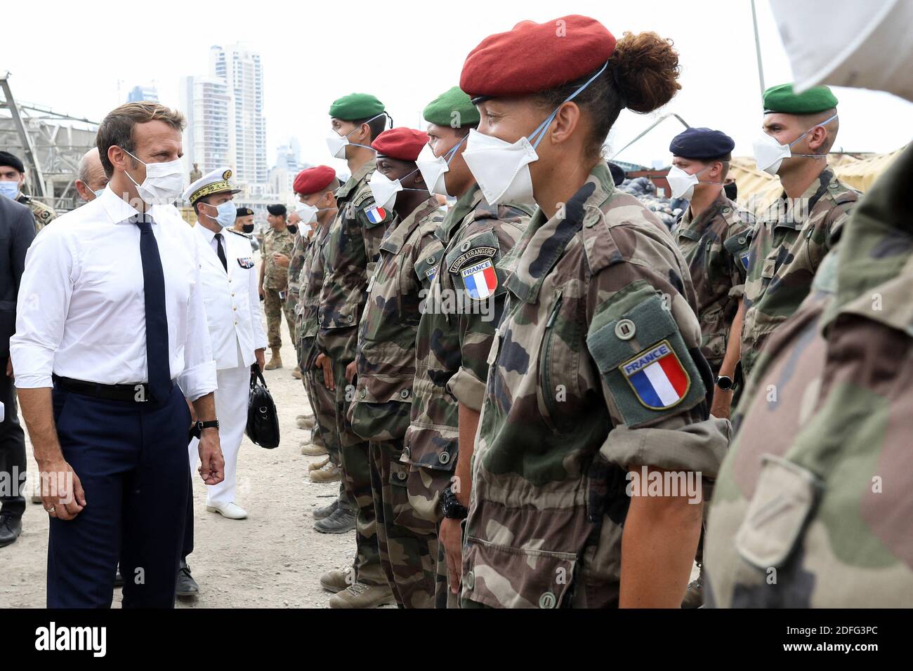 Präsident Emmanuel Macron trifft mit dem französischen Minister für Europa und auswärtige Angelegenheiten Jean-Yves Le Drian das Militär, das am 1. September 2020 zum Wiederaufbau des Hafens von Beirut in Beirut mobilisiert wurde. Foto von Stephane Le Mouton/Pool/ABACAPRESS.COM Stockfoto