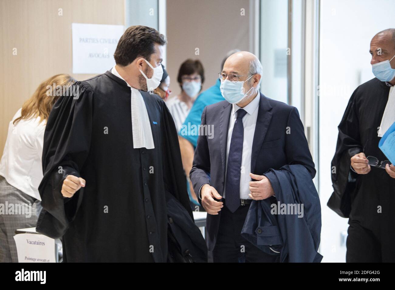 Der Anwalt der Kläger Patrick Klugman und der Vorsitzende des Vertretungsrates der französischen jüdischen Institutionen (CRIF) Francis Kalifat kommen am 2. September 2020 in das Pariser Gerichtsgebäude zur Eröffnungsanhörung des Prozesses gegen 14 mutmaßliche Komplizen bei den Morden von Charlie Hebdo Dschihadisten. Foto von Eliot Blondt/ABACAPRESS.COM Stockfoto