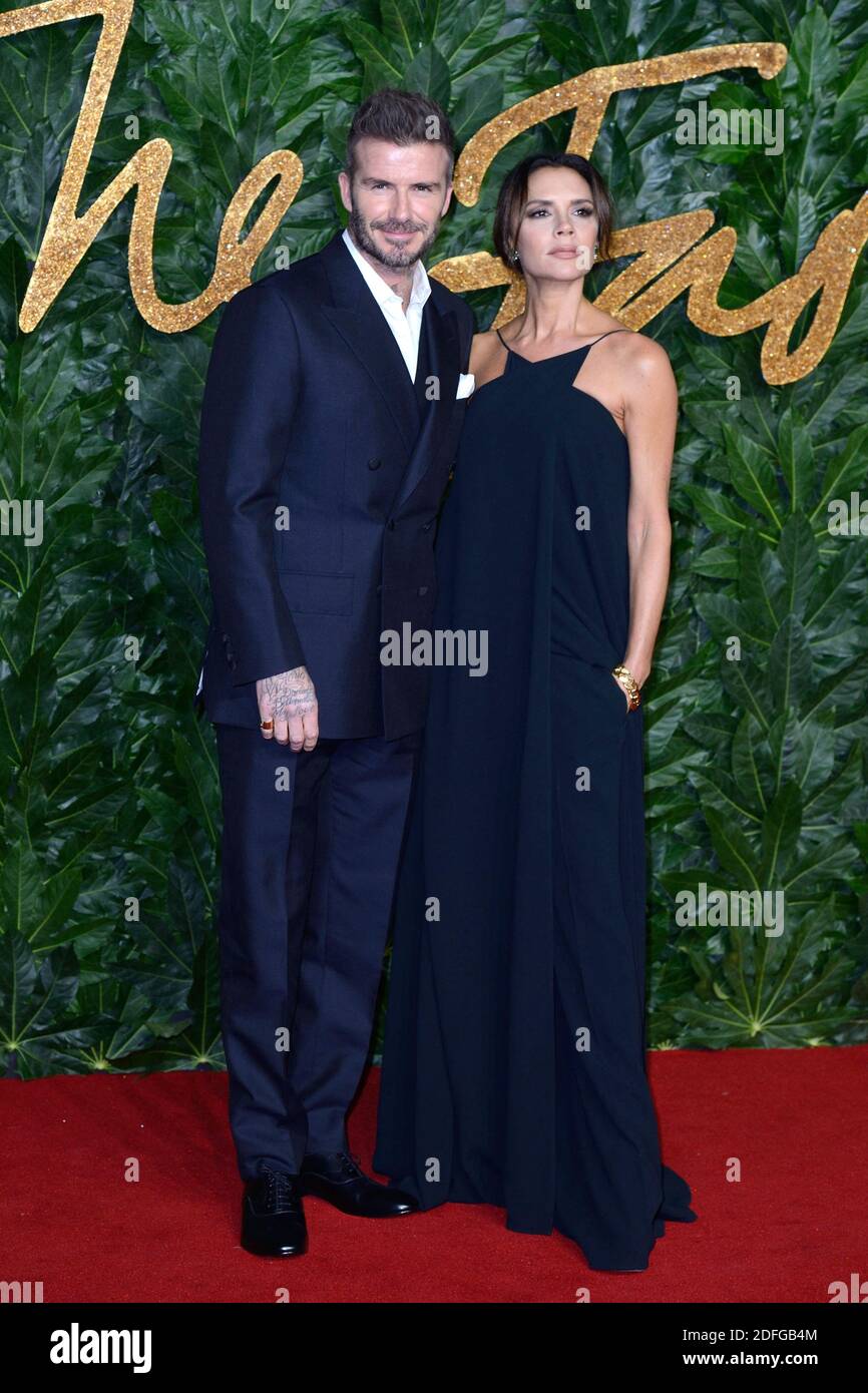 Datei Foto vom 10. Dezember 2018 von David Beckham und Victoria Beckham bei den Fashion Awards 2018 in Partnerschaft mit Swarovski in der Royal Albert Hall in London, Großbritannien. Es kursieren Berichte, dass Victoria und David Beckham Covid-19 zu Beginn dieses Jahres nach einer Party in Los Angeles in Vertrag genommen haben. Laut der Zeitung Sun haben das Paar und eine Reihe von Verwandten, Freunden und Angestellten den Virus entdeckt und beschlossen, ihn geheim zu halten. Die Familie soll im März erkrankt sein, als das Paar in die USA flog, um Herrn Beckham zur Arbeit seines Fußballvereins Inter Miami zu bringen. Foto von Stockfoto