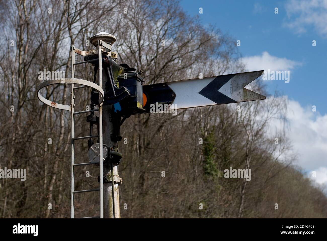 Bahnsignal Oberquadrant UK - Distanzsignal - Rückseite. Stockfoto