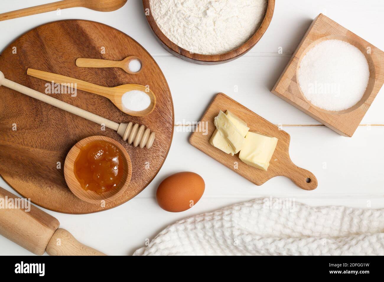 Schritt-für-Schritt-Rezept für herzförmige Kuchen. Backwaren. Butter Mehl Zucker Ei Honig Soda Salz. Flach liegend. Stockfoto