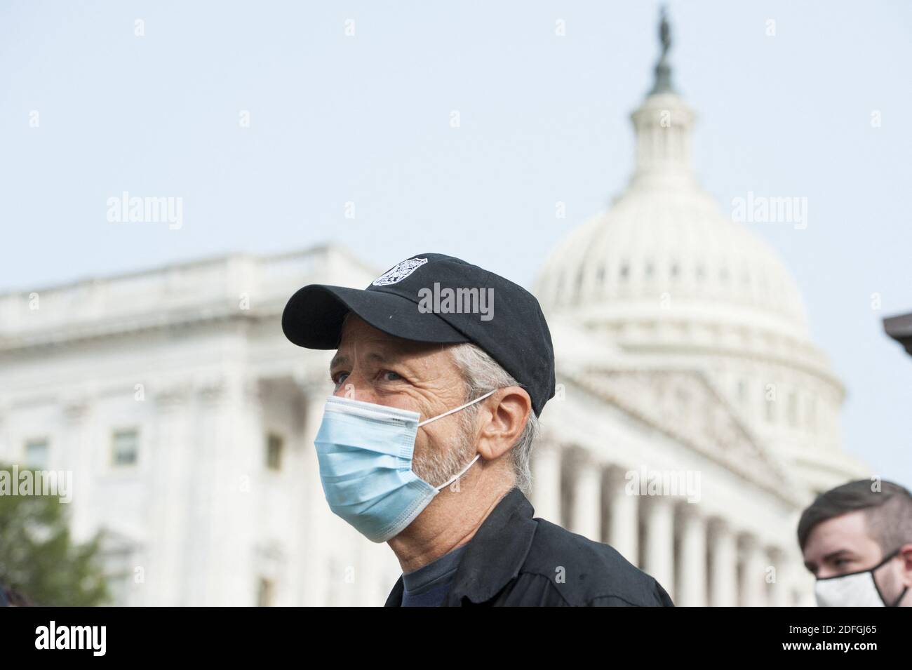 Der Komiker Jon Stewart spricht vor einer Pressekonferenz mit Reportern über die Gesetzgebung zur Unterstützung von Veteranen, die vor dem US-Kapitol in Washington, DC, USA, brennenden Gruben ausgesetzt sind, Dienstag, 15. September 2020. Foto von Rod Lampey/CNP/ABACAPRESS.COM Stockfoto