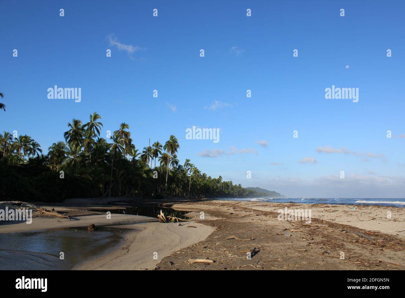 Morgen die Energie des Meeres am Strand spüren Stockfoto