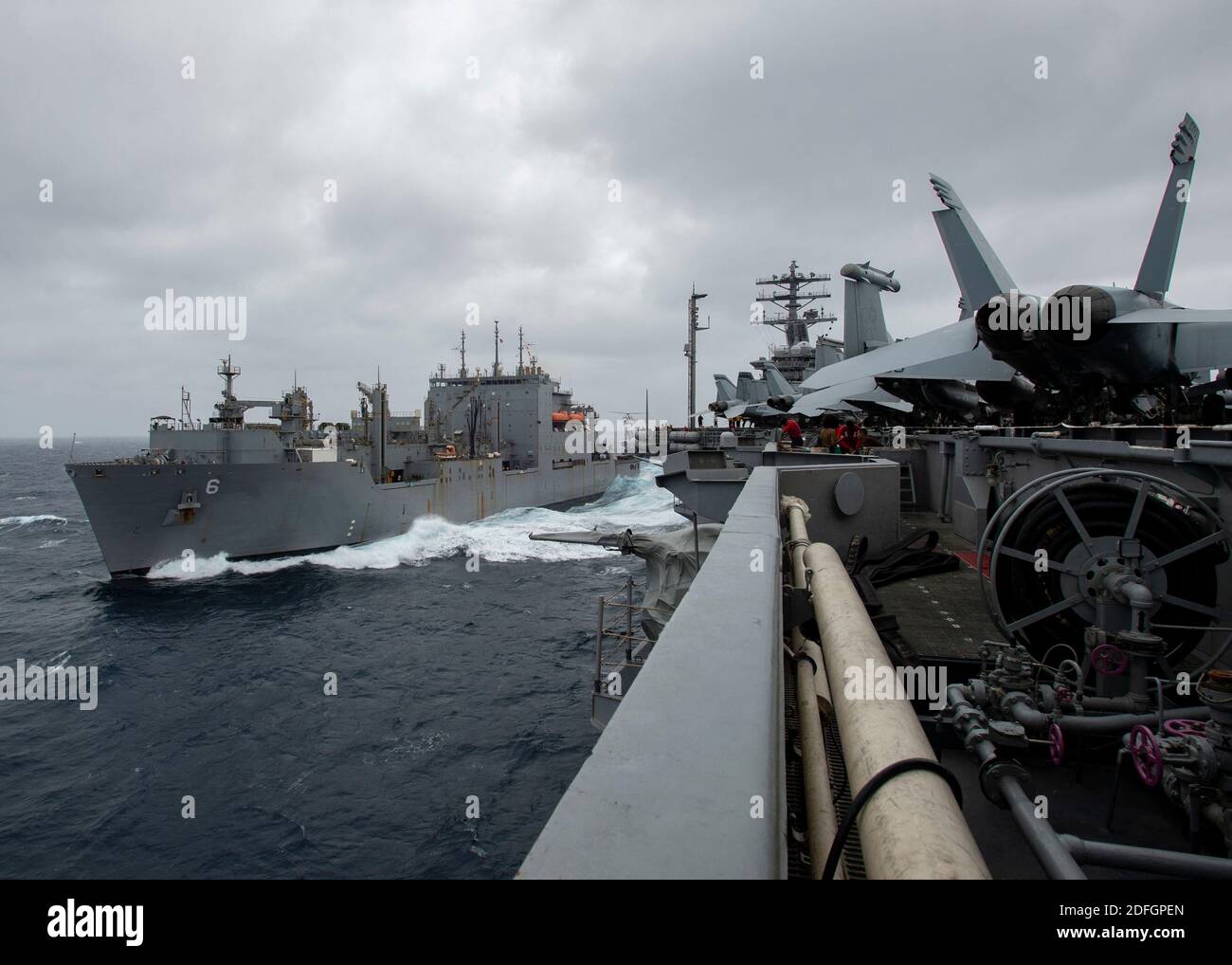 Foto vom 26. August 2020 des Flugzeugträgers USS Nimitz (CVN 68) führt mit dem Trocken- und Munitionsschiff USNS Amelia Earhart (T-AKE 6) der Lewis- und Clark-Klasse eine Auffüllung auf See durch. Der Flugzeugträger Nimitz überfuhr die Straße von Hormuz uneventfully, um den Golffreitag zu betreten, teilte die Marine mit. Eine von der USS Nimitz geführte Streikgruppe, zu der zwei Kreuzer mit Lenkraketen und ein Zerstörer mit Lenkraketen gehören, fuhr in den Golf, um mit US-Partnern zu operieren und zu trainieren und die Koalition gegen die Gruppe des Islamischen Staates (ISIS) zu unterstützen, fügte die 5. US-Flotte in einer Erklärung hinzu. The Nimitz, Am Stockfoto