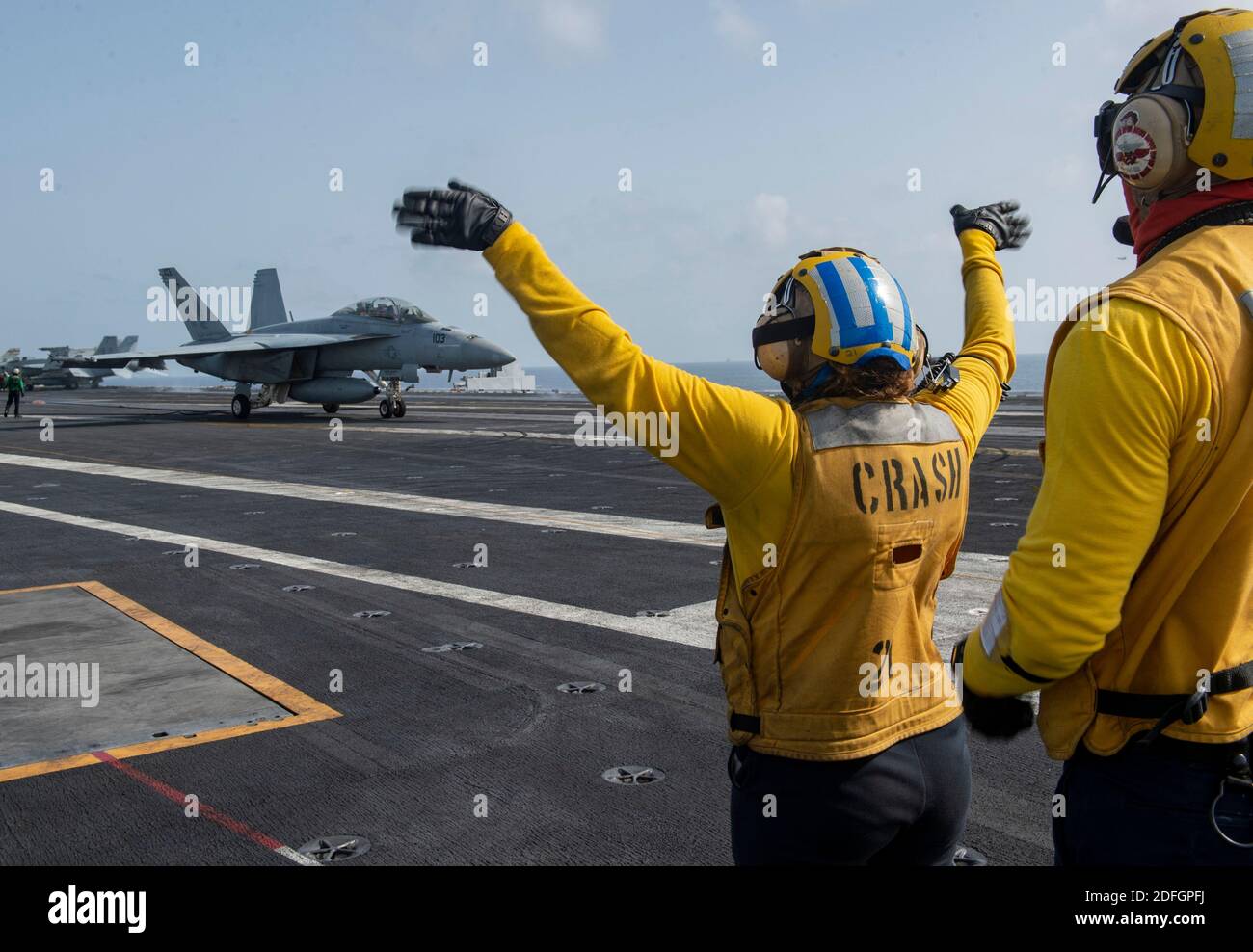 Foto vom 3. September 2020 von einer F/A-18F Super Hornet, aus den „Fighting Redcocks“ von Strike Fighter Squadron (VFA) 22, macht eine verhaftete Landung auf dem Flugdeck des Flugzeugträgers USS Nimitz (CVN 68). Der Flugzeugträger Nimitz überfuhr die Straße von Hormuz uneventfully, um den Golffreitag zu betreten, teilte die Marine mit. Eine von der USS Nimitz geführte Streikgruppe, bestehend aus zwei Lenkraketen-Kreuzern und einem Lenkraketen-Zerstörer, segelte in den Golf, um mit US-Partnern zu operieren und zu trainieren und die Koalition zu unterstützen, die gegen die Gruppe des Islamischen Staates (ISIS) kämpft Stockfoto