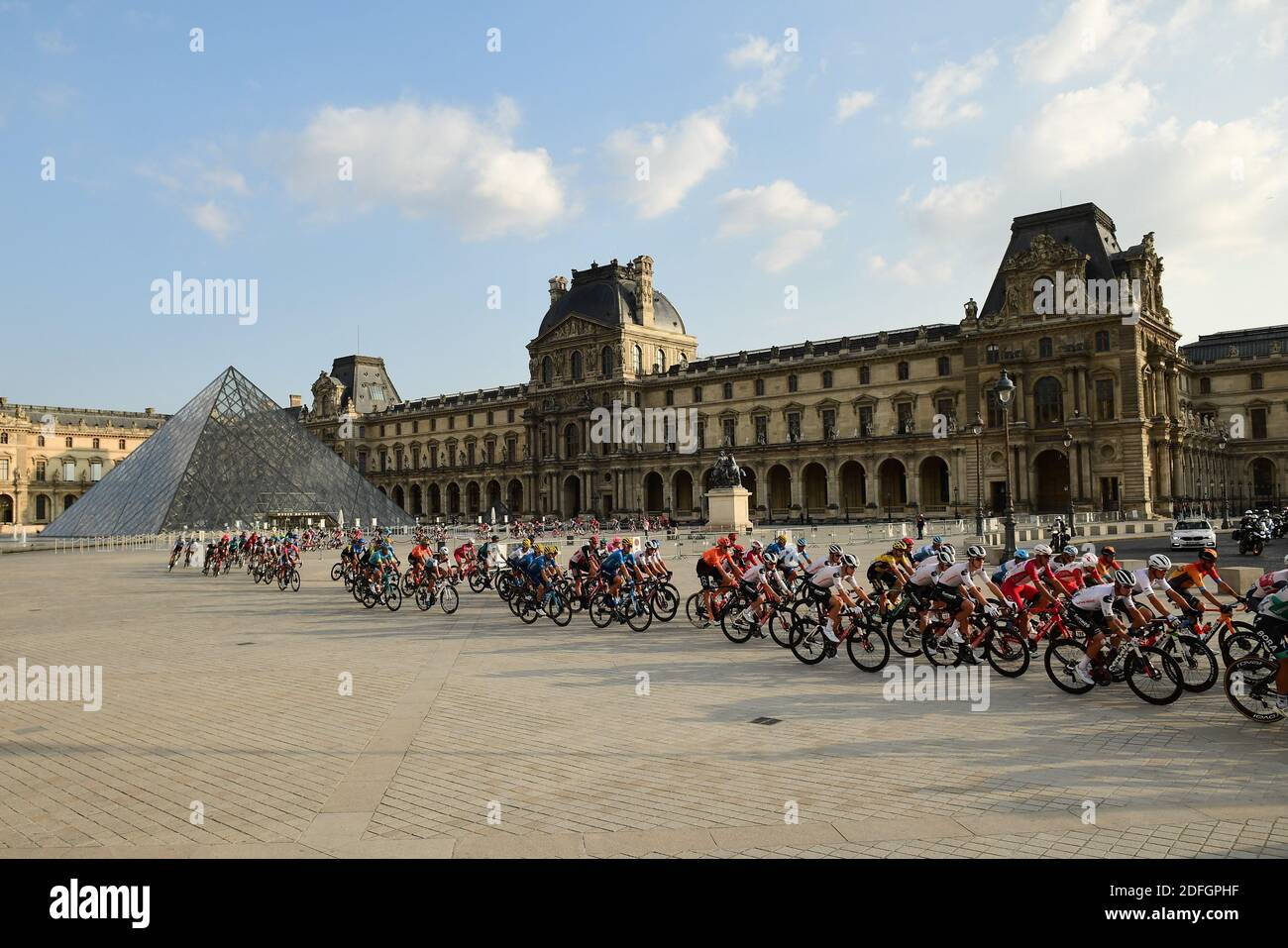 Handout. Letzte Etappe des 107. Radrennens der Tour de France, 122 km von Mantes-la-Jolie nach Paris, in Frankreich, Sonntag, 20. September 2020. Die diesjährige Tour de France wurde aufgrund der weltweiten Covid-19-Pandemie verschoben. Das Rennen 2020 beginnt am Samstag, den 29. August in Nizza und endet am 20. September. Foto von Alex Broadway/ASO via ABACAPRESS.COM Stockfoto