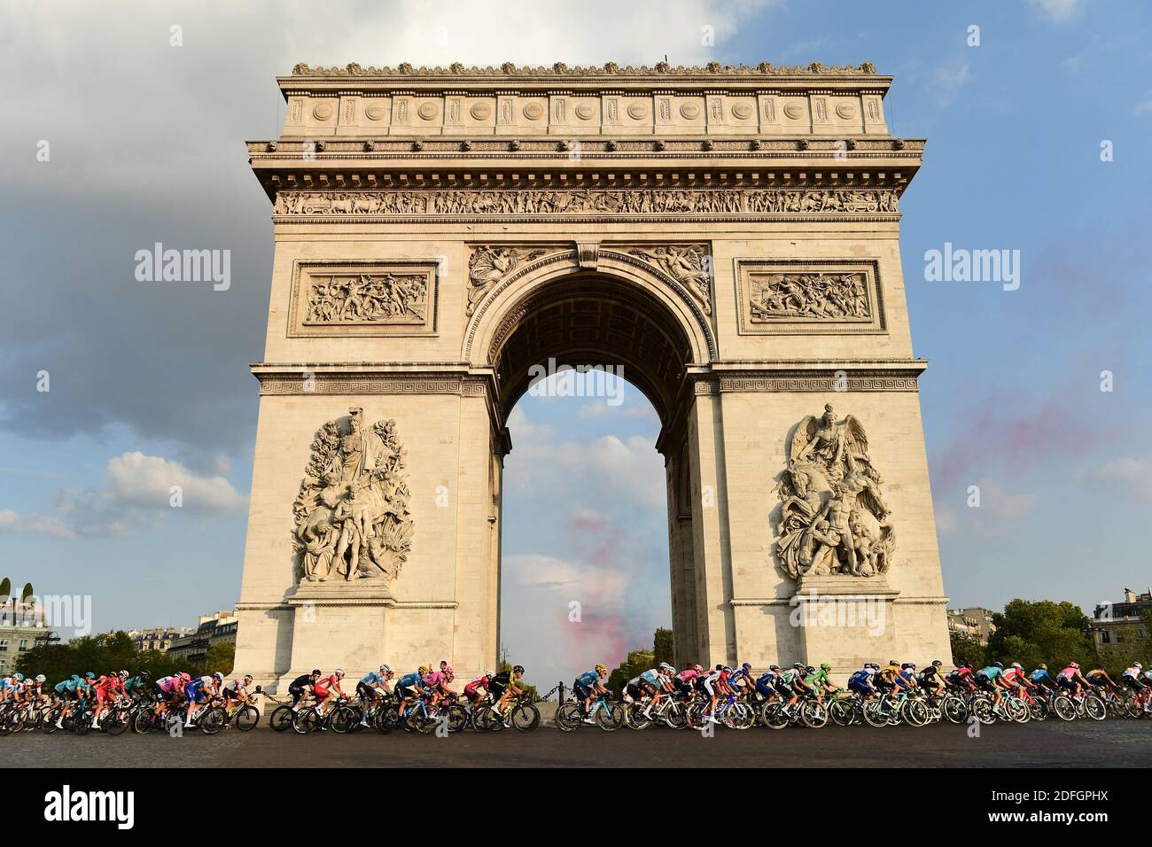 Handout. Letzte Etappe des 107. Radrennens der Tour de France, 122 km von Mantes-la-Jolie nach Paris, in Frankreich, Sonntag, 20. September 2020. Die diesjährige Tour de France wurde aufgrund der weltweiten Covid-19-Pandemie verschoben. Das Rennen 2020 beginnt am Samstag, den 29. August in Nizza und endet am 20. September. Foto von Alex Broadway/ASO via ABACAPRESS.COM Stockfoto