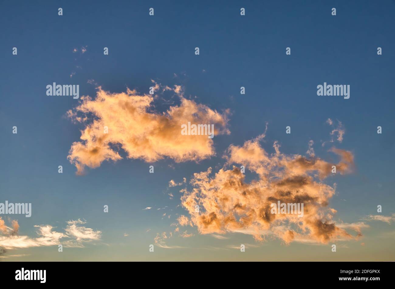 Geschwollene goldene Wolken bei Sonnenaufgang. Stockfoto