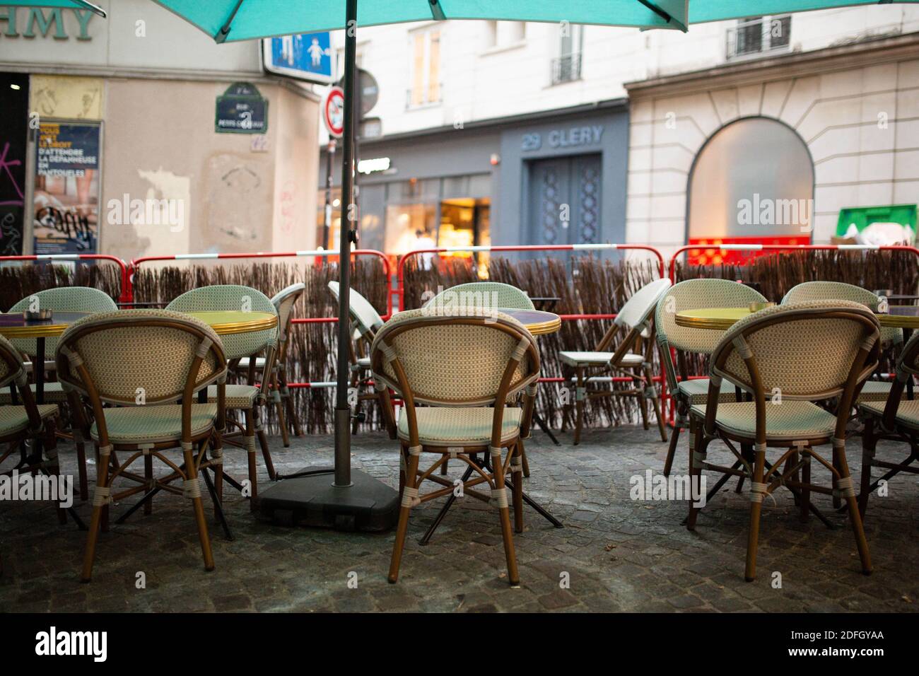 Die leere Terrasse einer Pariser Bar am Tag nach der Ankündigung der französischen Regierung, dass ab Montag alle Bars und Cafés in Paris um 22:00 Uhr geschlossen werden sollen, als Teil einer Reihe neuer Maßnahmen zur Eindämmung der Ausbreitung von Covid-19 in Frankreich am 25. September, 2020 in Paris, Frankreich. Mit dem Anstieg der Coronavirus-Fälle in Frankreich auf 204 pro 100,000 Einwohner hat sich die französische Regierung anderen Regierungen bei der Einführung neuer Beschränkungen gefolgt, die darauf abzielen, die Ausbreitung von Covid-19 zu verringern und gleichzeitig eine weitere nationale Sperre zu vermeiden. In großen Städten, einschließlich Paris, werden die Versammlungen auf zehn Personen in den Publi begrenzt Stockfoto