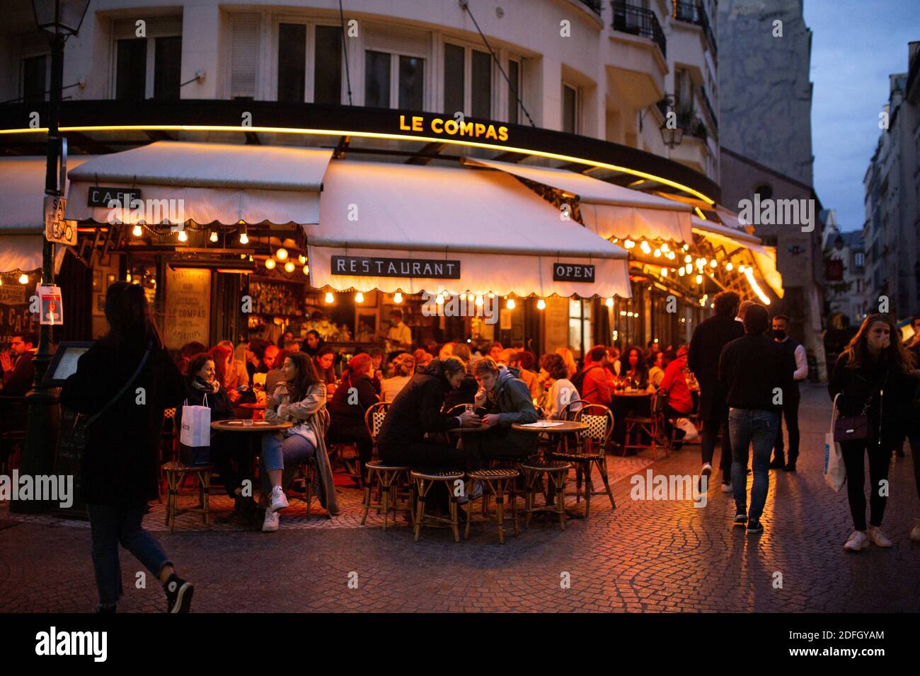 Menschen, die Bier und Wein auf der Terrasse einer Pariser Bar und Restaurant am Tag nach der französischen Regierung angekündigt, dass ab Montag alle Bars und Cafés in Paris werden geschlossen um 22 Uhr als Teil einer Reihe von neuen Maßnahmen zur Eindämmung der Ausbreitung von Covid-19 in Frankreich am 25. September 2020 in Paris, Frankreich. Mit dem Anstieg der Coronavirus-Fälle in Frankreich auf 204 pro 100,000 Einwohner hat sich die französische Regierung anderen Regierungen bei der Einführung neuer Beschränkungen gefolgt, die darauf abzielen, die Ausbreitung von Covid-19 zu verringern und gleichzeitig eine weitere nationale Sperre zu vermeiden. In großen Städten, einschließlich Paris, versammeln Stockfoto