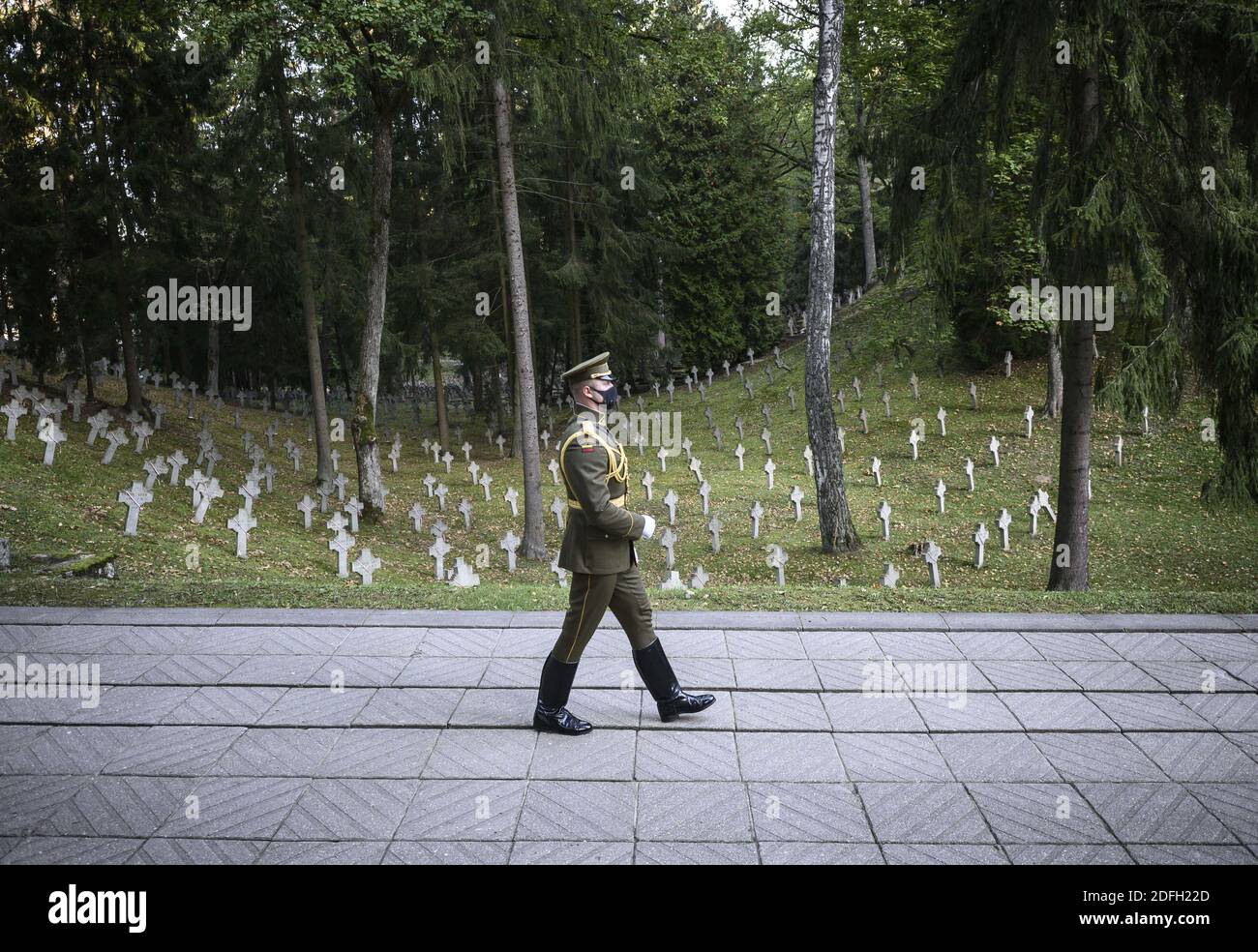 Lituanische Soldaten kommen mit einem Kranz am 1991. September 2020 auf dem Friedhof Antakalnis in Vilnius an, der den Opfern der Morde am 29. Januar gewidmet ist, während eines offiziellen Besuchs des französischen Präsidenten in Litauen und im Baltikum. Foto von Eliot Blondt/ABACAPRESS.COM Stockfoto