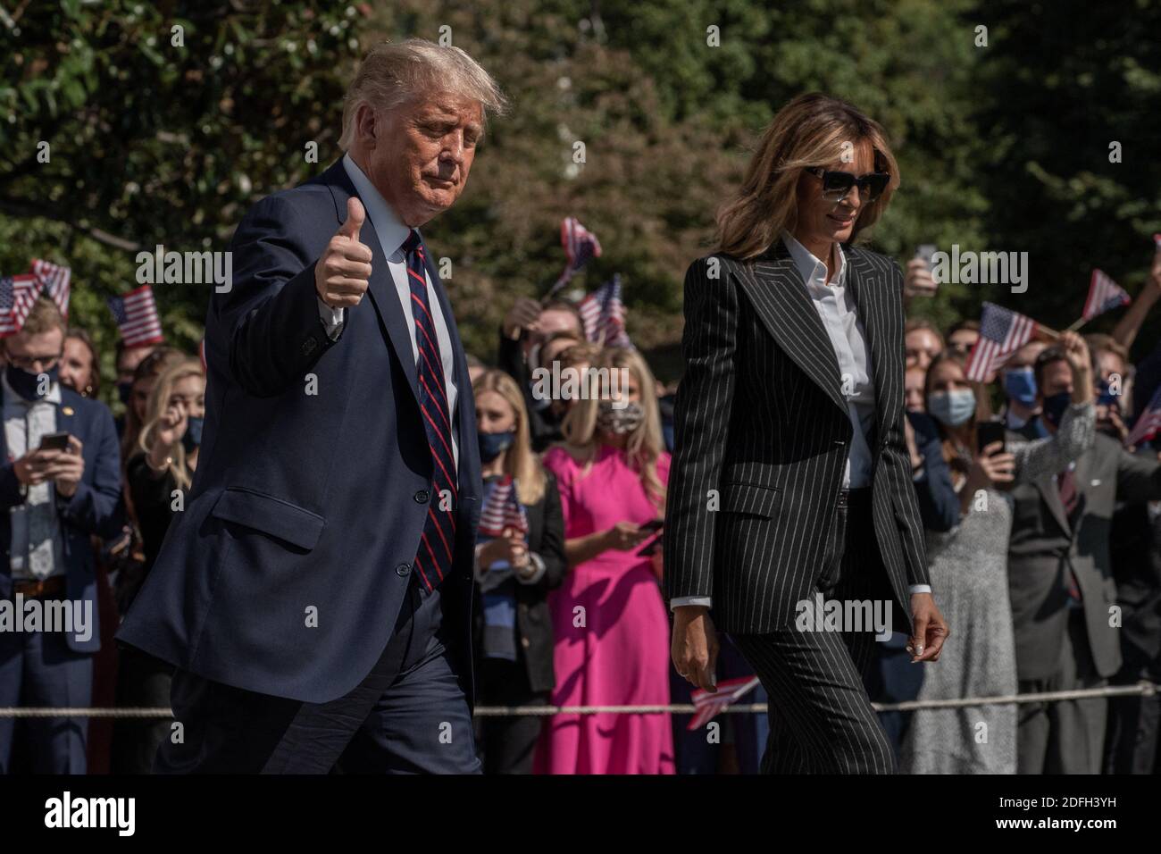 US-Präsident Donald Trump und First Lady Melania Trump winken den Unterstützern zu, als sie am Montag, den 28. September 2020, über den South Lawn nach Marine One im Weißen Haus in Washington, DC gehen. Trump reist, um an der ersten Präsidentschaftsdebatte gegen den ehemaligen Vizepräsidenten Joe Biden in Cleveland, OH, teilzunehmen. Foto von Ken Cedeno/Pool/ABACAPRESS.COM Stockfoto