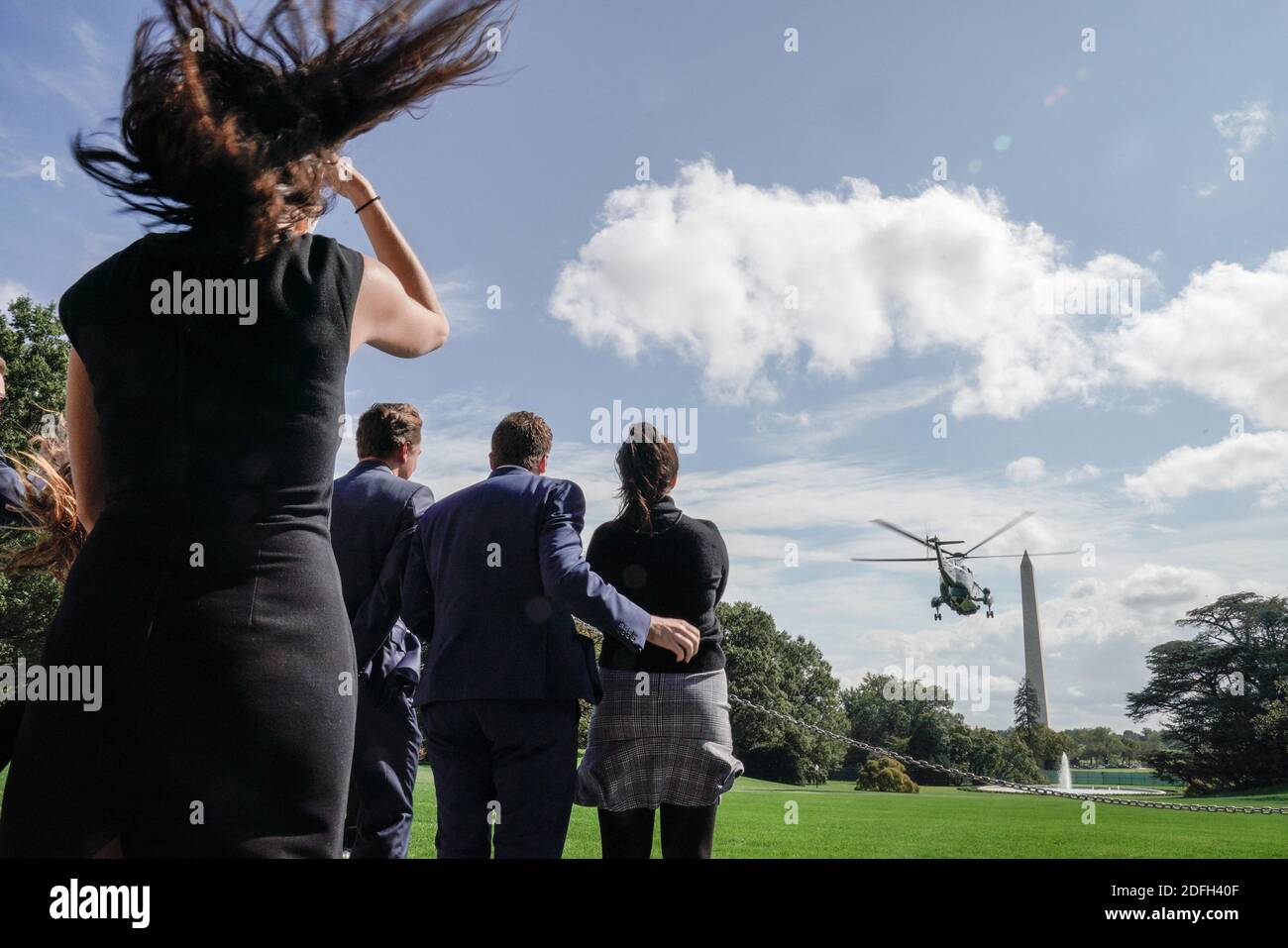 Am Dienstag, den 29. September 2020, sehen die Leute, wie Marine One mit US-Präsident Donald Trump und First Lady Melania im Weißen Haus in Washington, DC vom South Lawn abhebt. Trump reist, um an der ersten Präsidentschaftsdebatte gegen den ehemaligen Vizepräsidenten Joe Biden in Cleveland, Ohio, teilzunehmen. Foto von Ken Cedeno/Pool/ABACAPRESS.COM Stockfoto