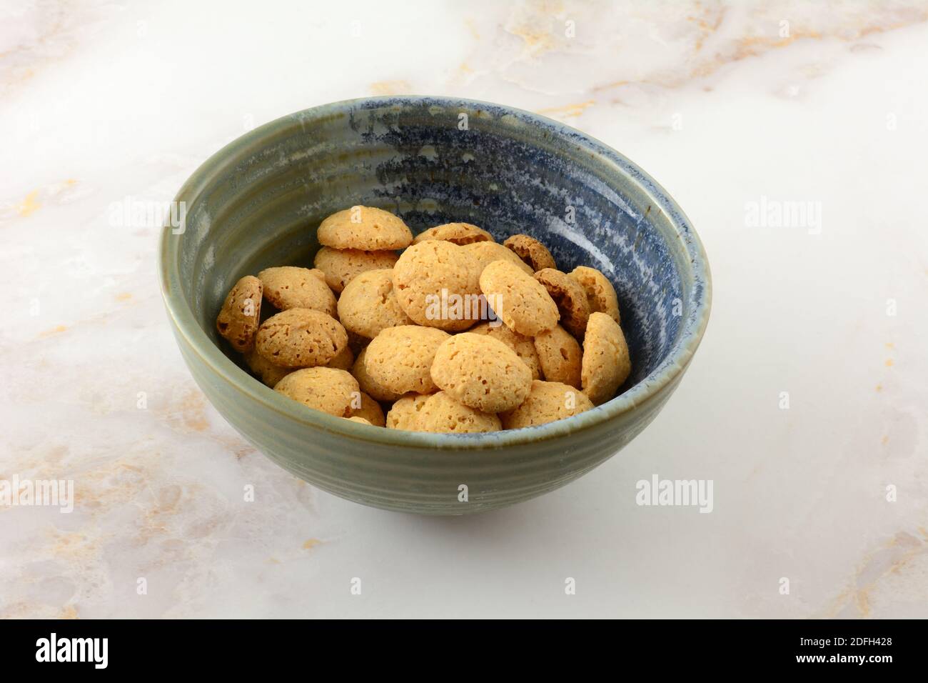 Italienische amarettini Mandel Mini-Kekse in Keramik-Snack-Schüssel auf Tabelle Stockfoto