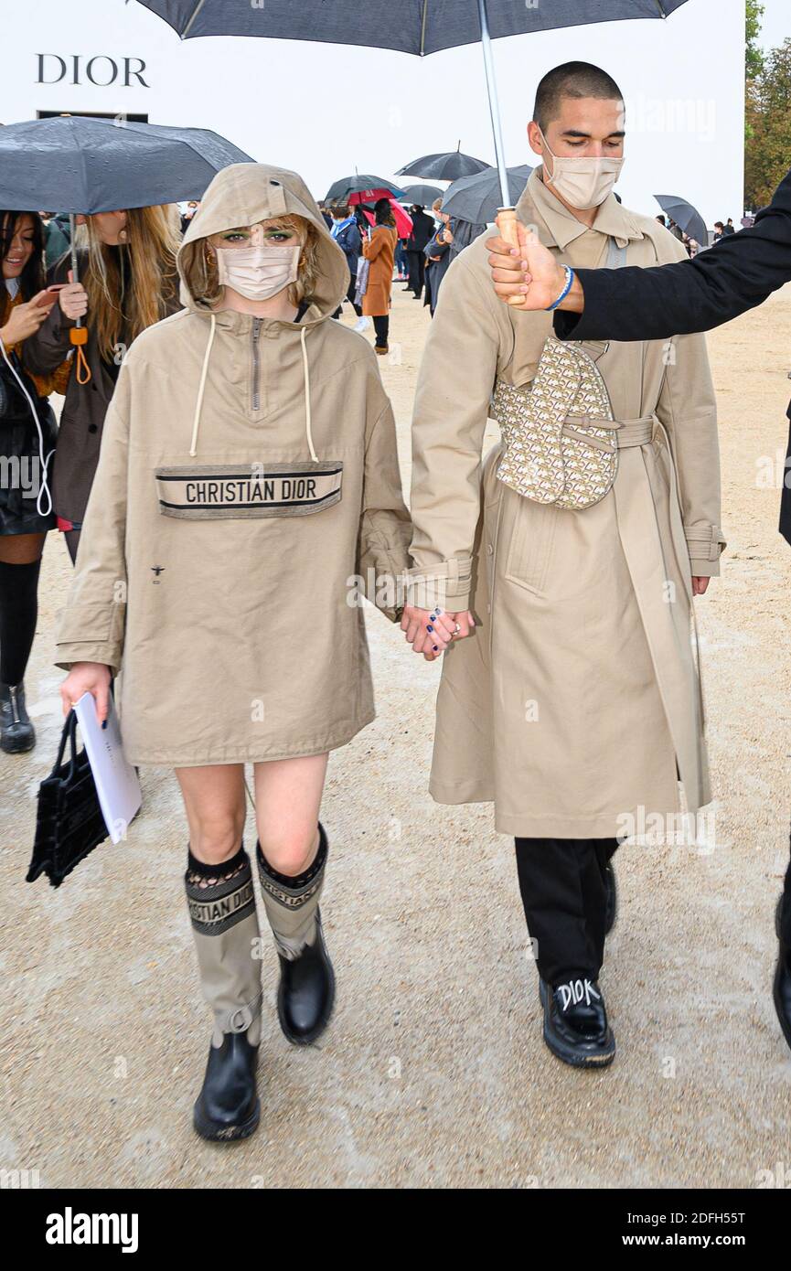 Reuben Selby und Maisie William nehmen an der Dior Womenswear Frühjahr/Sommer 2021 im Rahmen der Paris Fashion Week am 29. September 2020 in Paris, Frankreich, Teil. Foto von Jana Call Me J/ABACAPRESS.COM Stockfoto